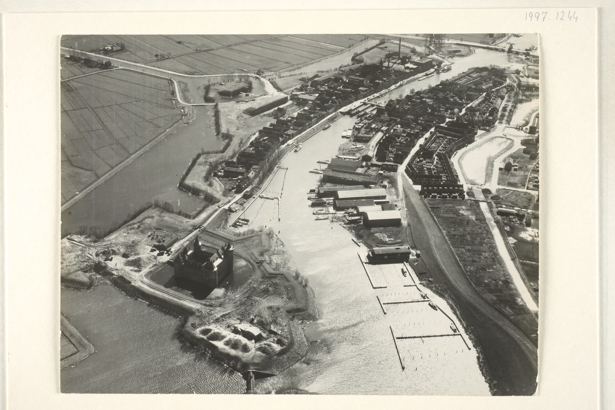 1997.1244; Luchtfoto van de jachthaven van Muiden met het Muiderslot; foto