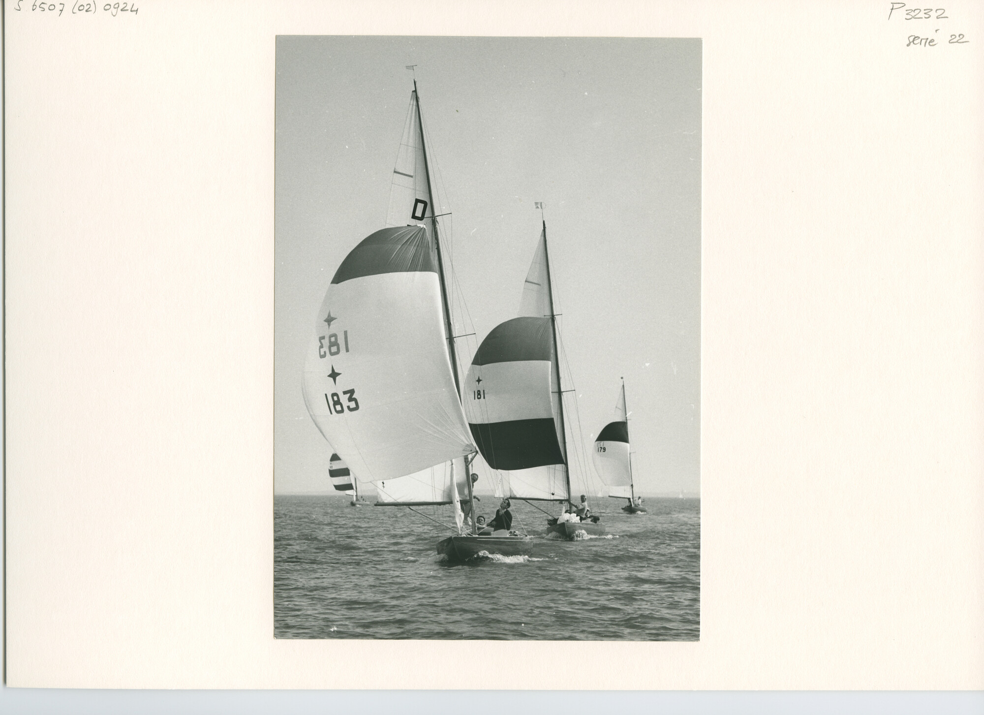 S.6507(02)0924.03; Zwart-wit foto van het Nederlands Kampioenschap in de Drakenklasse op het IJsselmeer voor Muiden; foto