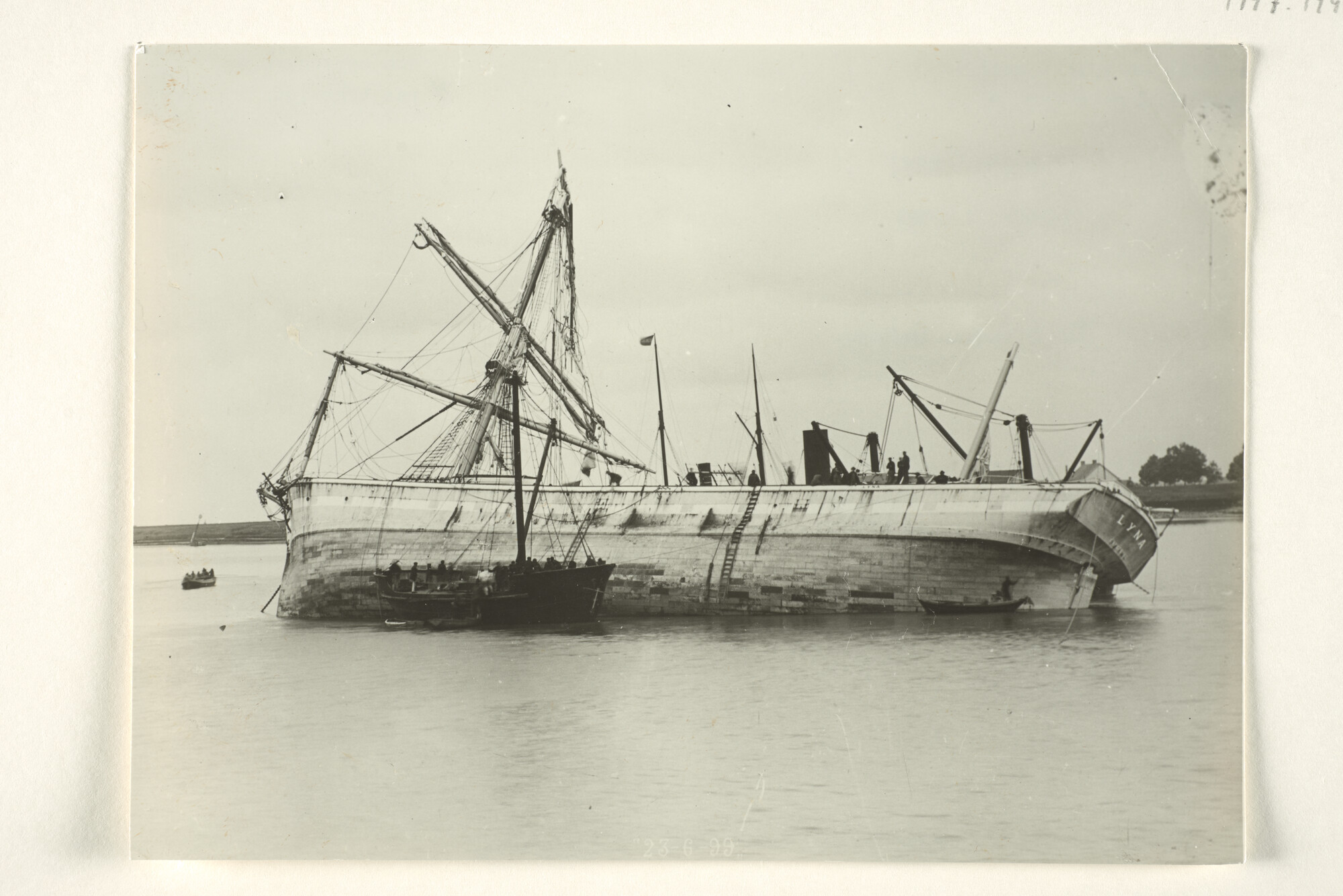 1997.1944; De Zweedse driemast composite bark Lyna total loss in de Antwerpse haven; foto