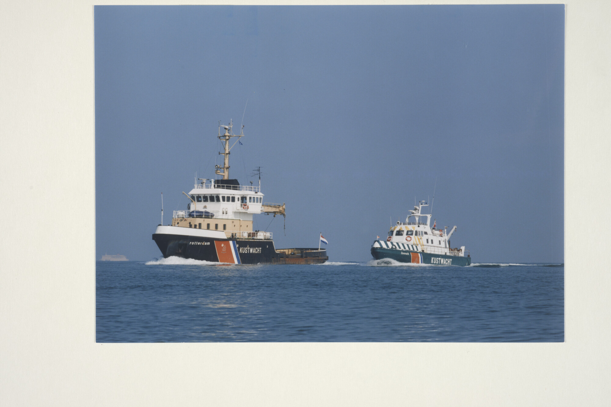 1999.0656; Het werkschip ms. 'Rotterdam' van Rijkswaterstaat en het douanevaartuig ms. 'Zeevalk' (beide met Kustwacht-kleuren) varen in kiellinie [...]; foto