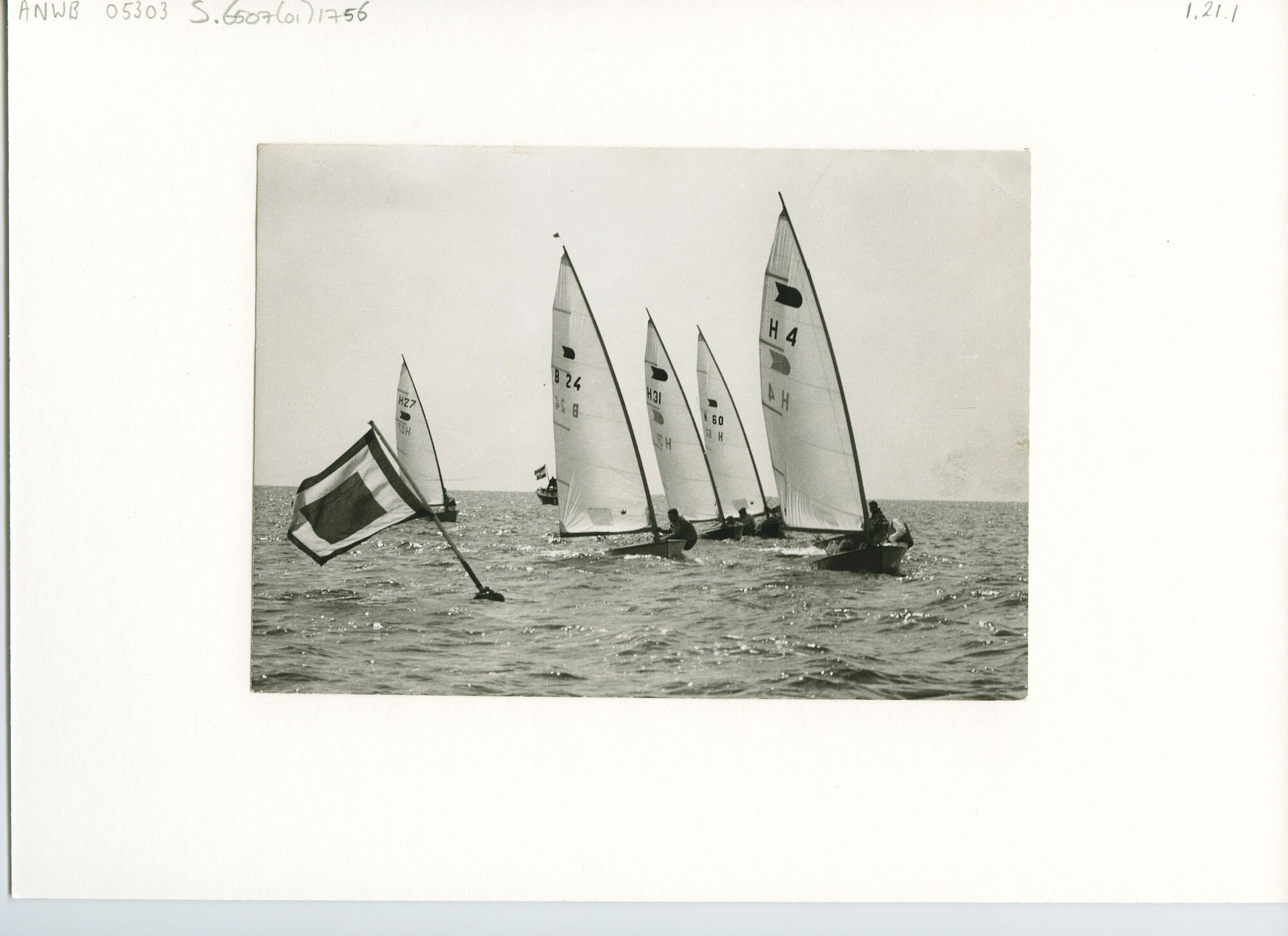S.6507(01)1756; Foto van ok-jollen, met ondermeer nummer H4 en B24.; foto