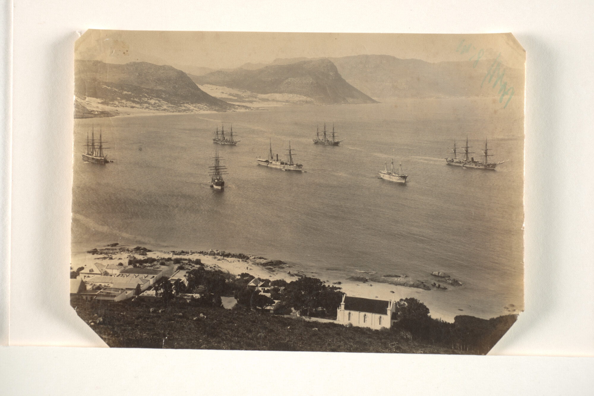 1995.1487; Nederlandse en- buitenlandse marineschepen verzameld op de rede van Simonstad, december 1891; foto