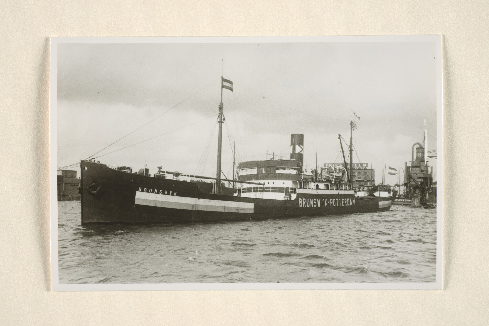 1995.7085; Het vrachtschip ss. 'Brunswijk' van de Stoomvaart Maatschappij 'Brunswijk' gezien te Rotterdam; foto
