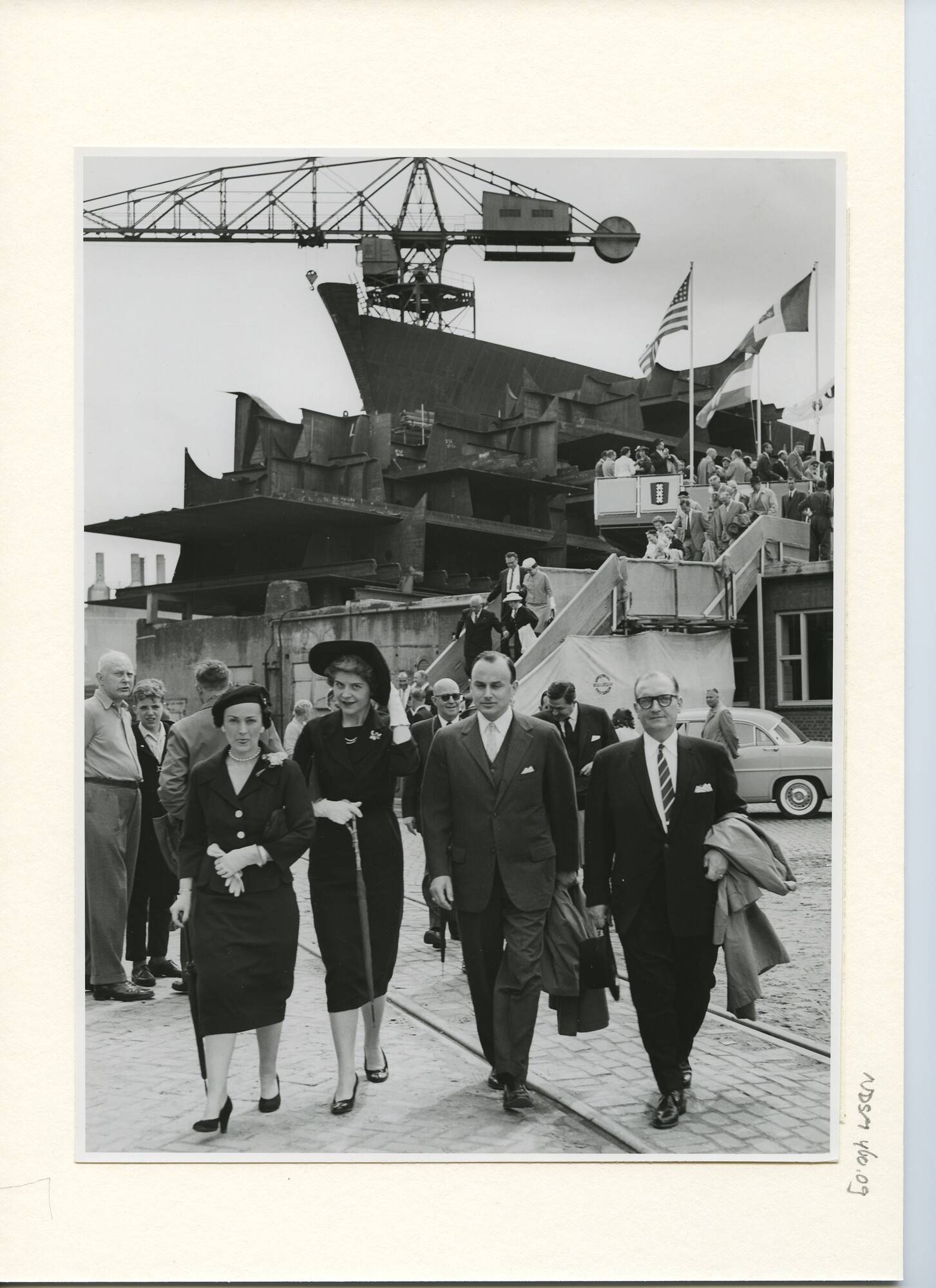 S.5444(2500)11; Foto van de tewaterlating van de tanker ts. Ragusa; foto