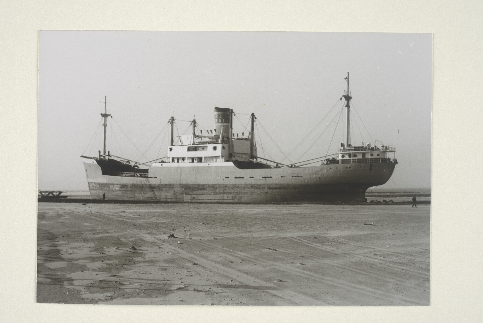 2000.2748; Het vrachtschip Stardust, gestrand bij s-Gravezande, januari 1976: het [...]; foto