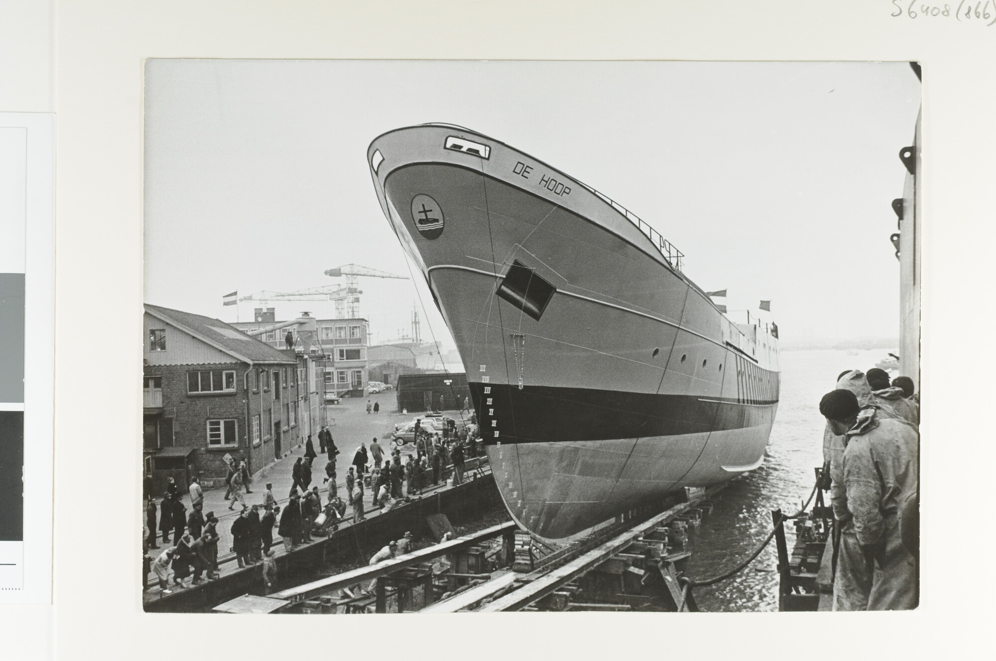 S.6408(0866); De tewaterlating van het hospitaalkerkschip De Hoop bij de Scheepsbouwwerf [...]; foto