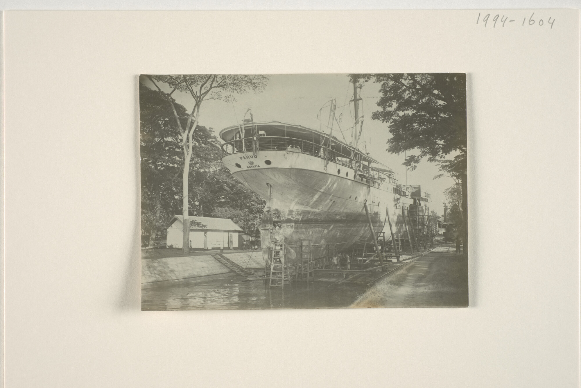 1994.1604; Foto's van de reparatie door de Nederlandsche Scheepsbouw Maatschappij van de middensectie van het ss. 'Pahud' [...]; fotoreportage