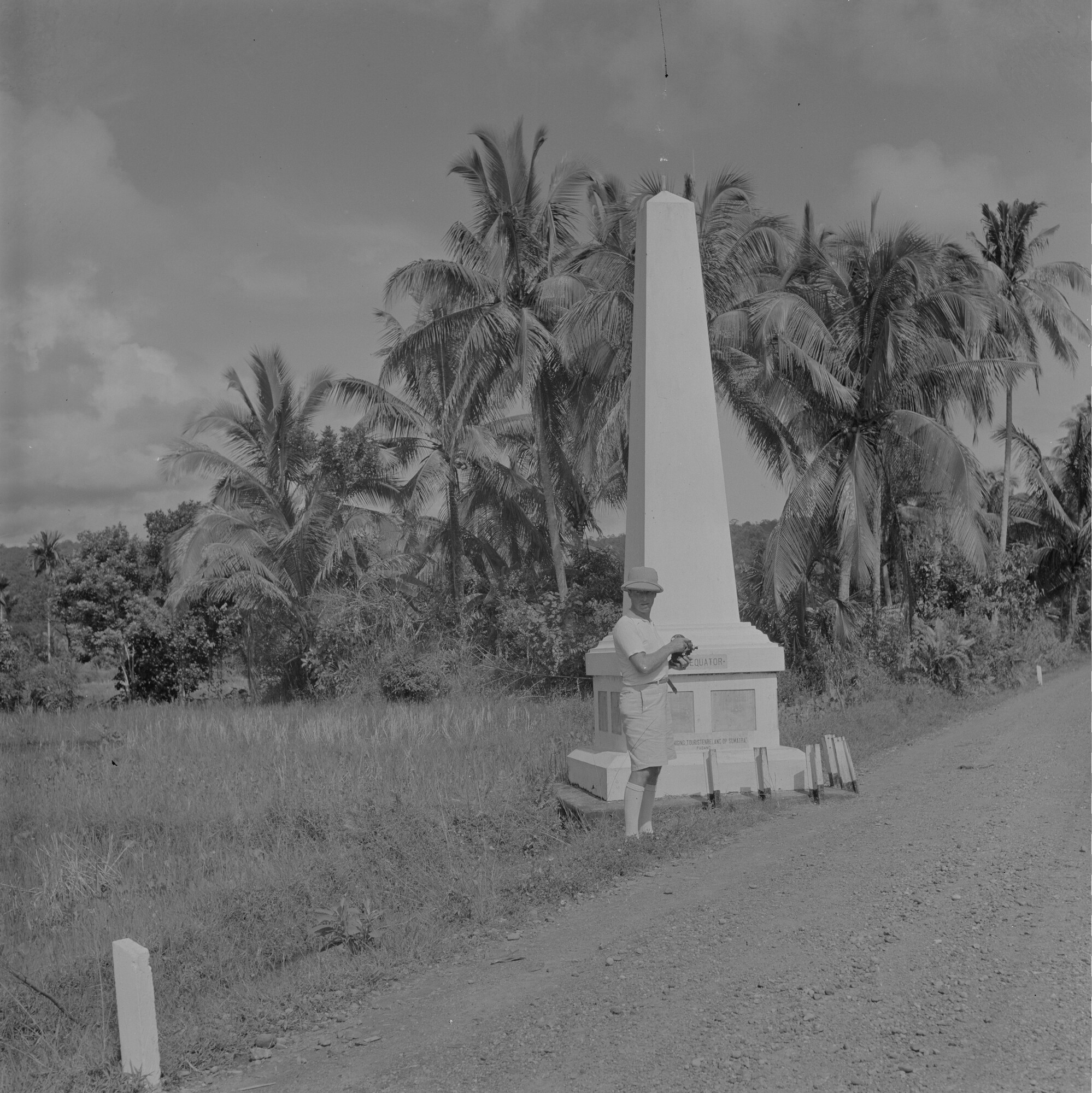 2015.3748; Negatief van A. Hustinx bij een monument op de evenaar; negatief