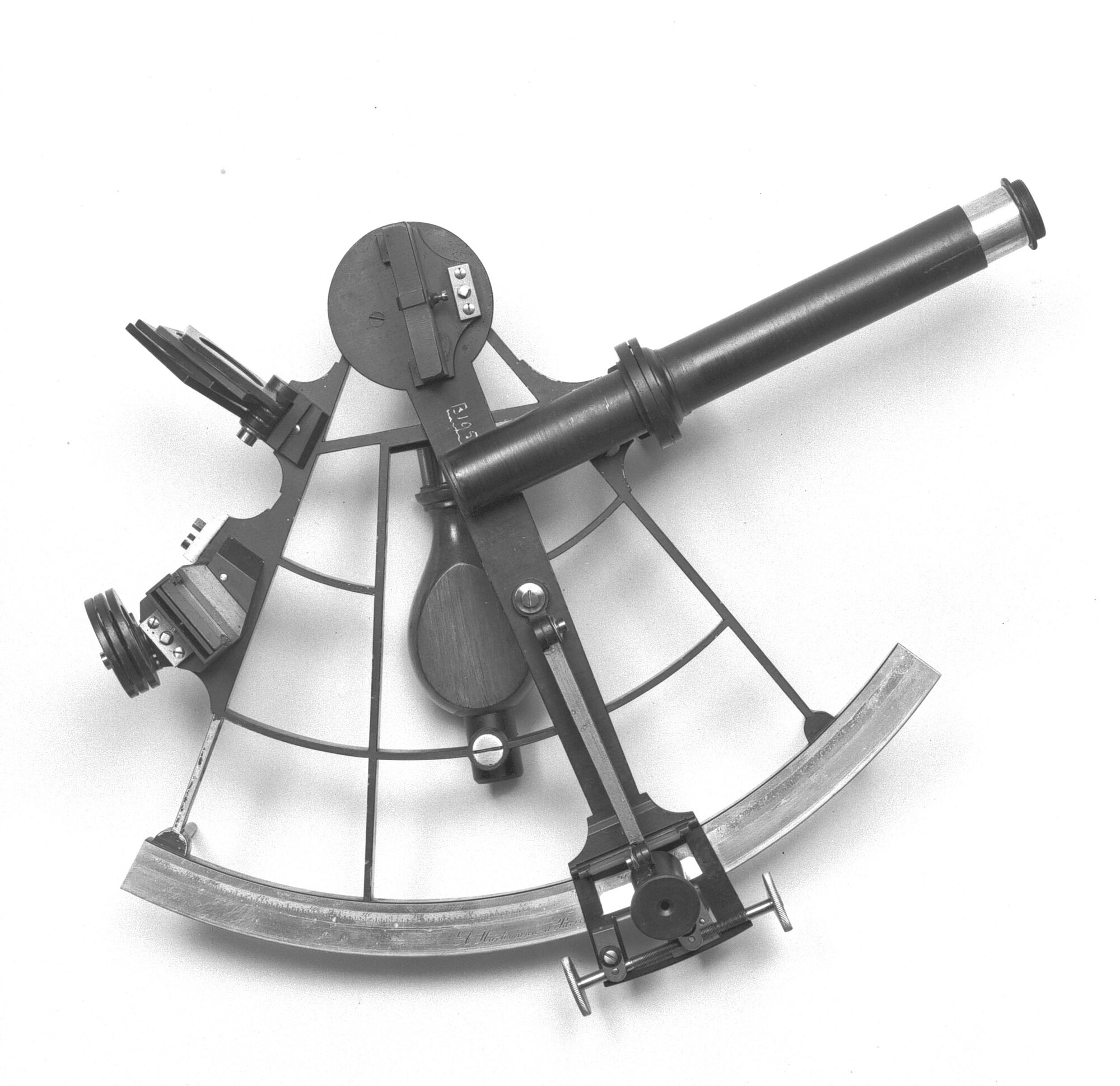 B.0195(13)1; Messing quintant met kunstmatige gyroscopische horizon volgens patent van de Franse kapitein Fleuriais (patent 1886); quintant