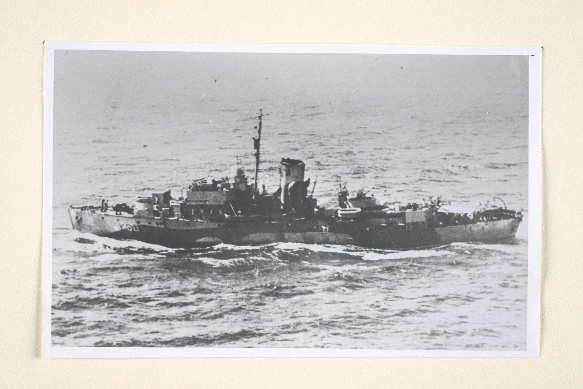 1994.7134; Het korvet Hr.Ms. Friso (naamsein K 00, ex- HMS Carnation van de Flower class) op zee; foto