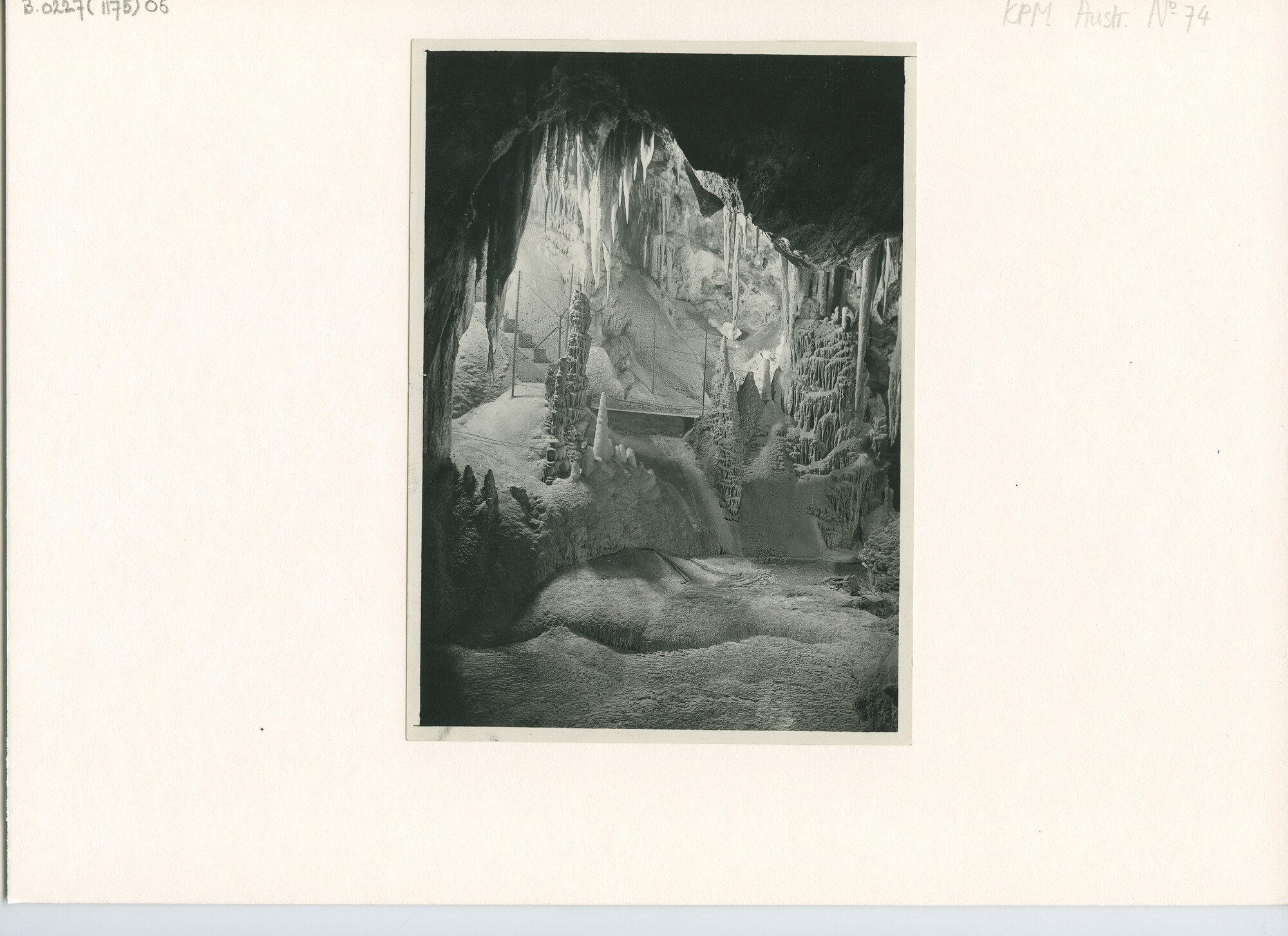 B.0227(1175)05; Interieurfotos van de Jenolan Caves, kalksteengrotten in de Blue Mountains [...]; foto