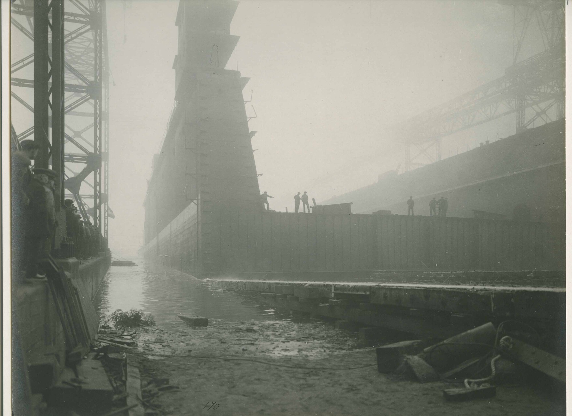 S.5444(0573)2; Foto van de tewaterlating van een deel van het drijvend droogdok Hendrikdok; foto
