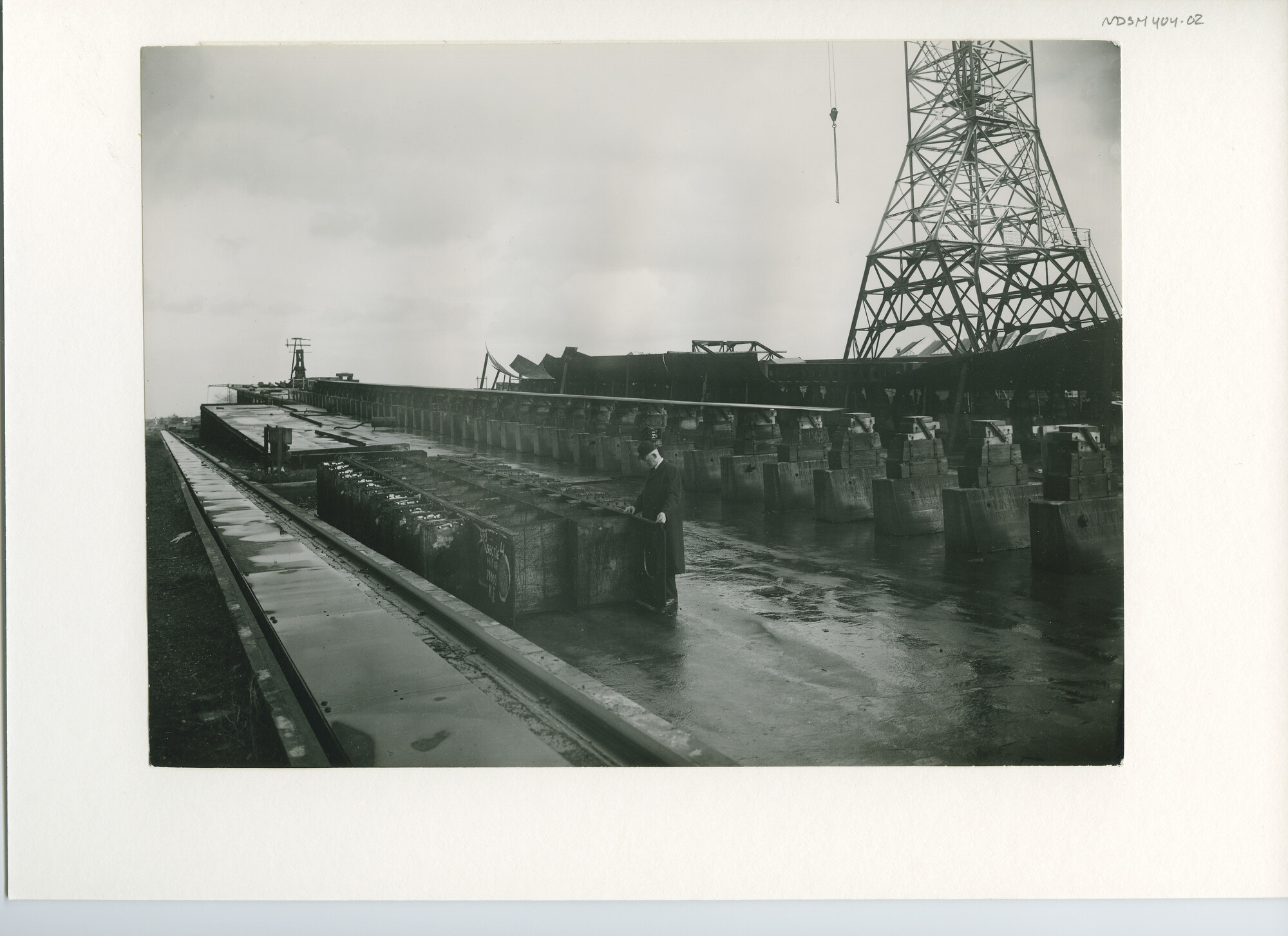 S.5444(1709); Foto van het vracht-passagiersschip ms. Kaloekoe in aanbouw bij de NDSM; foto