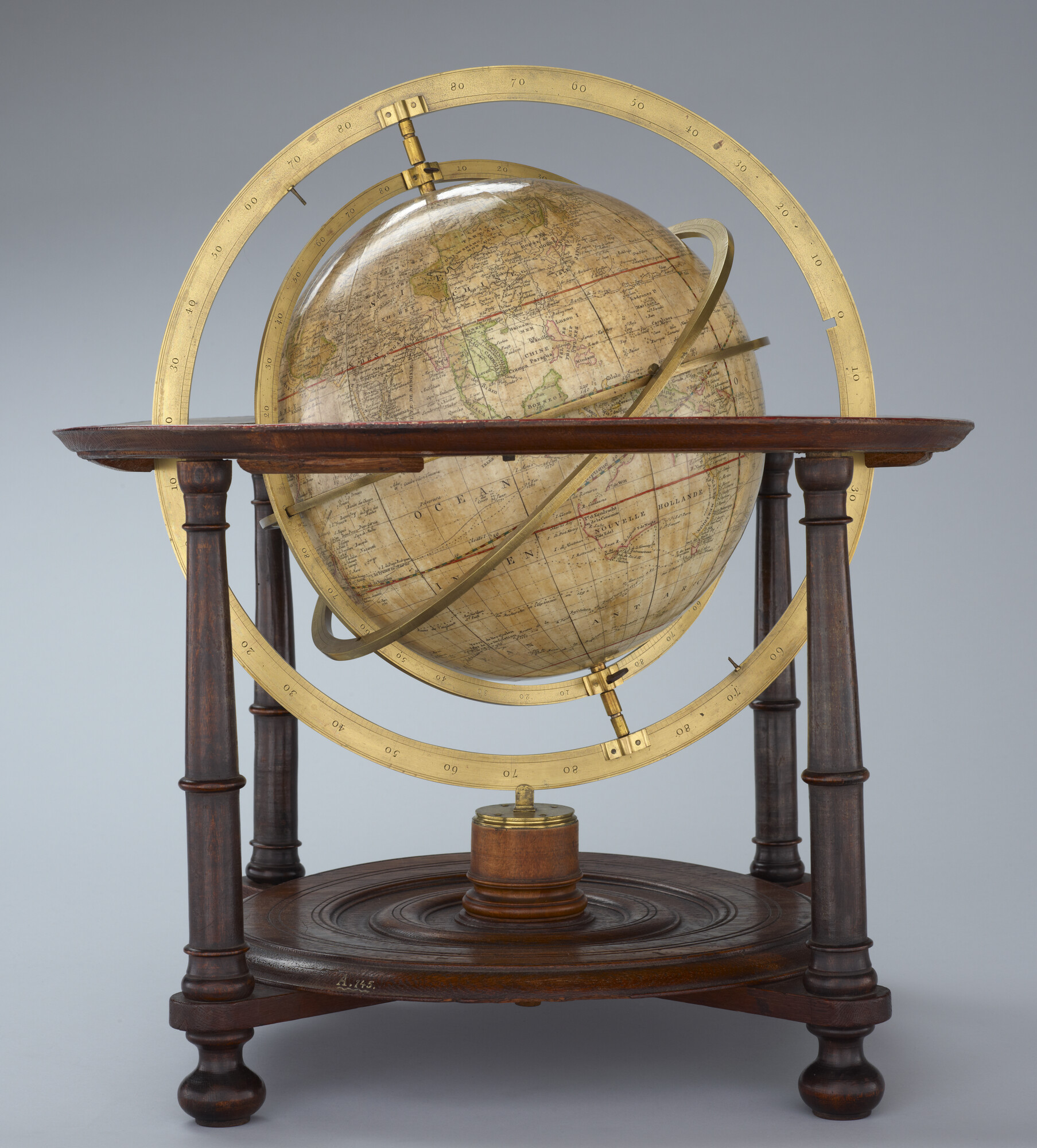 A.0145(025)22; Aardglobe van 31 cm. in doorsnede vervaardigd door Cornelis Covens en gegraveerd door Cornelis van Baarsel, met ringen gemonteerd rond de globe; globe