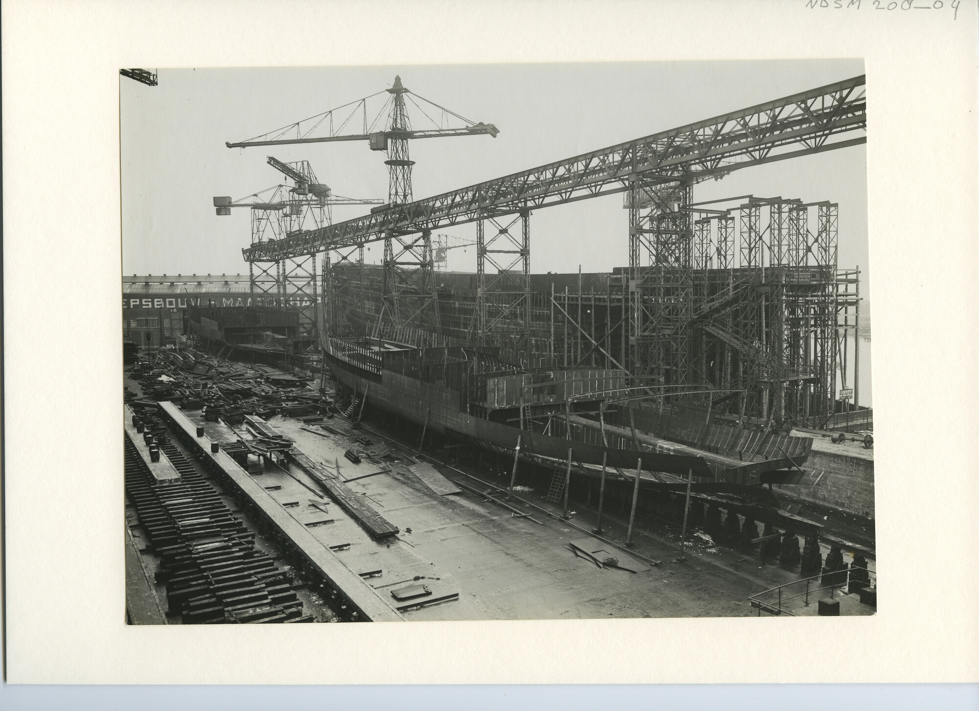 S.5444(0877); Foto van vracht-passagiersschepen ss. Both en ss. Reael in aanbouw; foto