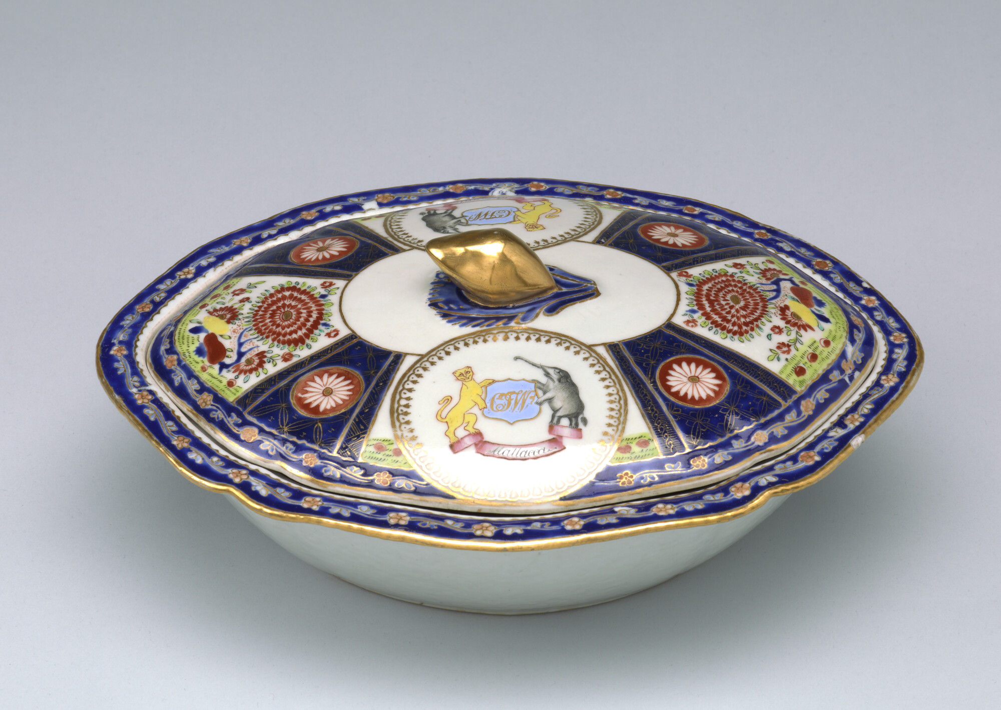 S.1277(02)03; Bootvormige terrine met deksel, gedecoreerd met polychroom wapenschild; terrine