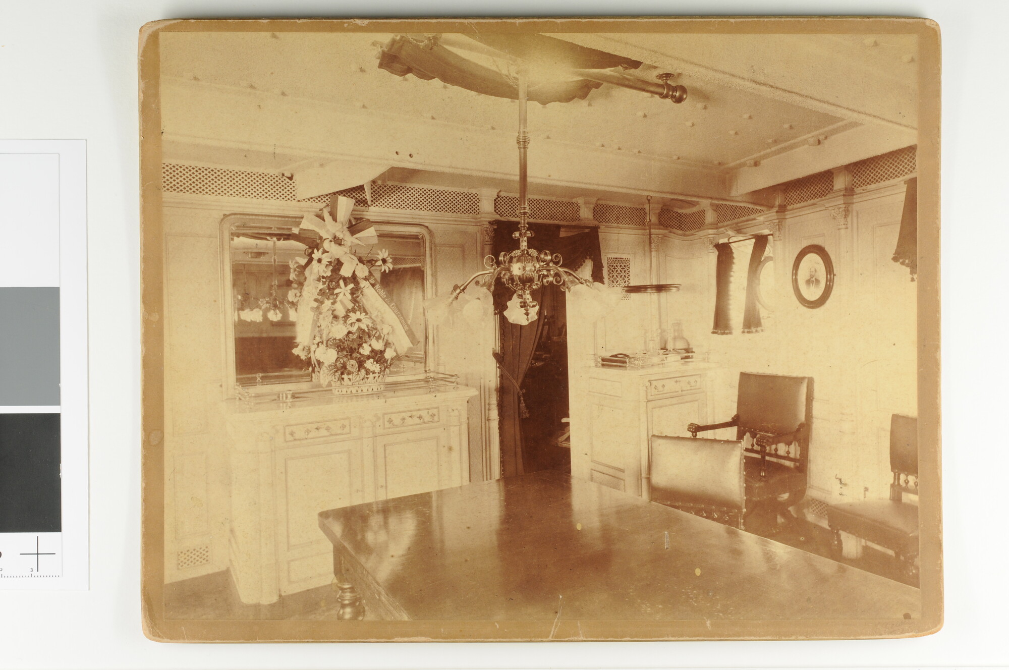S.0638(99); Interieurfoto's van de kapiteinshut aan boord van het pantserschip Hr.Ms. 'Gelderland'; fotoreportage