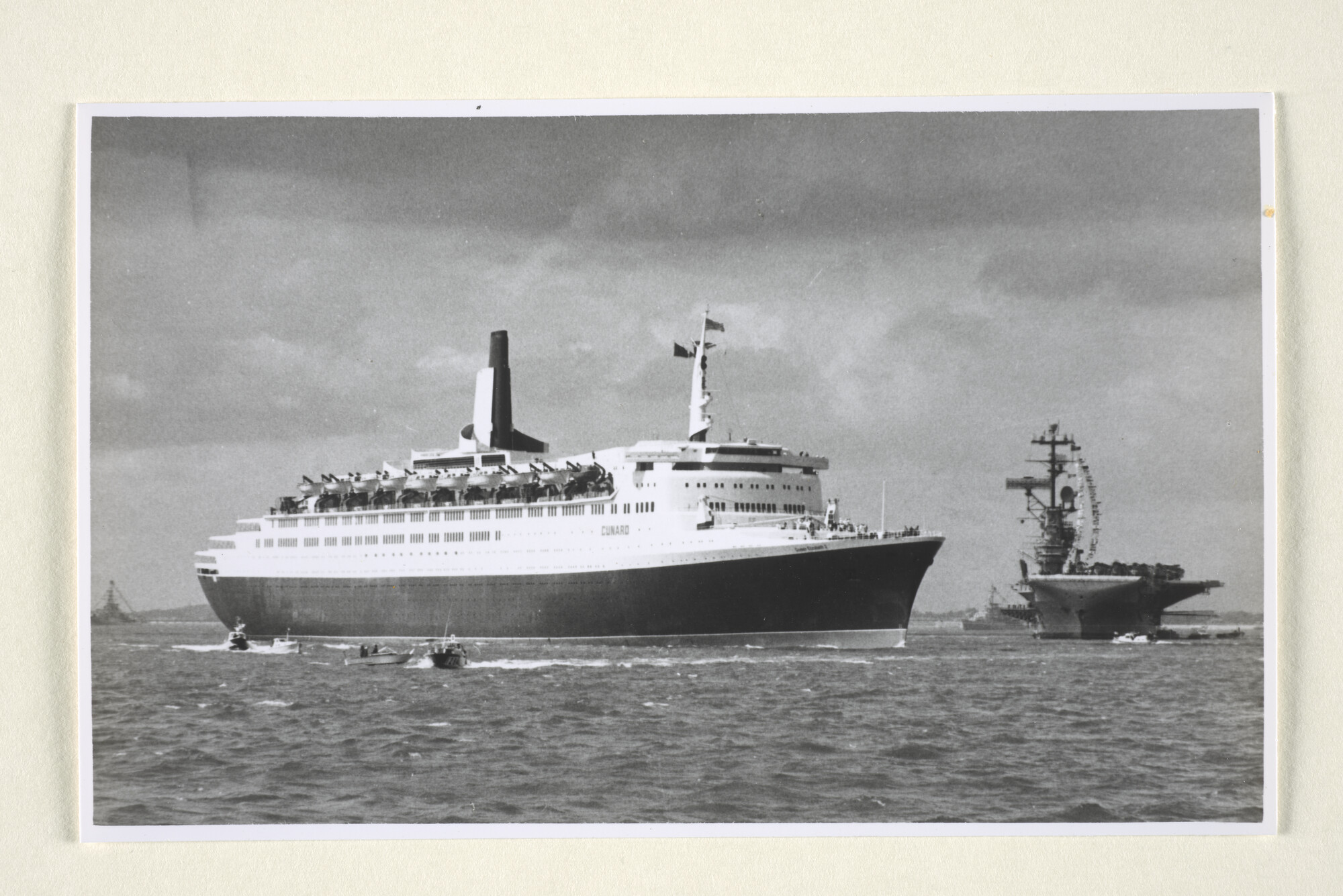 1997.4527; Het Britse passagiersschip ms. 'Queen Elizabeth II' van de Cunard Steamship Company vertrekt uit New York; foto