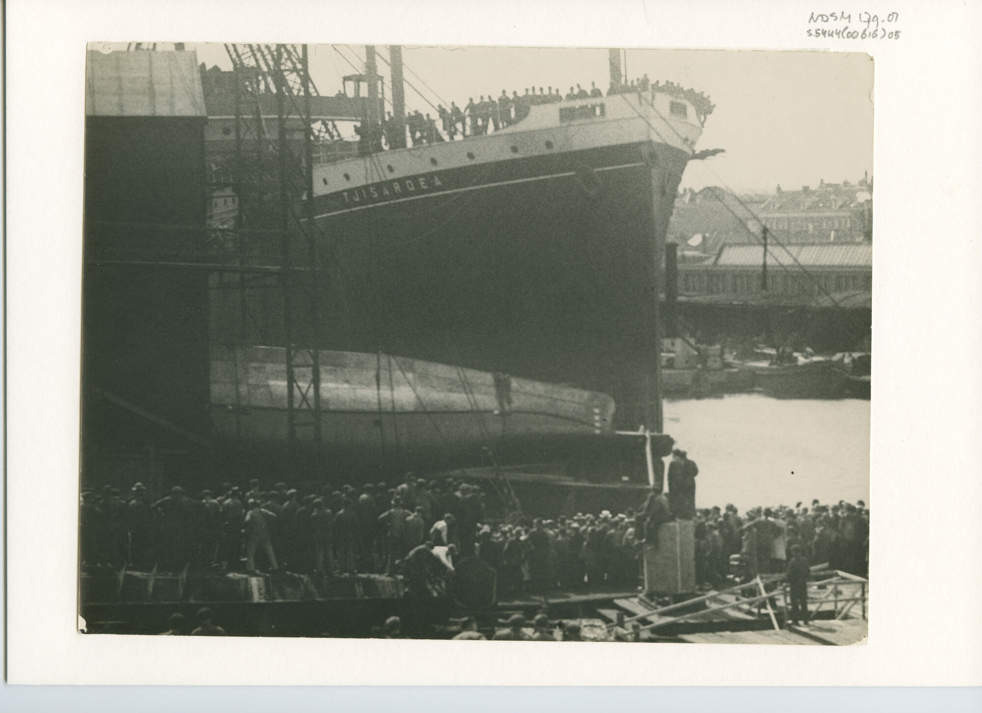 S.5444(0616)5; Foto van de tewaterlating van het vracht-passagiersschip ss. Tjisaroea; foto