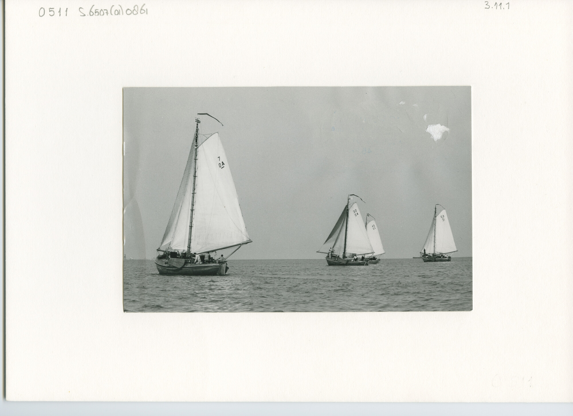 S.6507(01)0861; Start van de ronde en platbodemjachten voor de nachtwedstrijd 1961 op het IJsselmeer [...]; foto