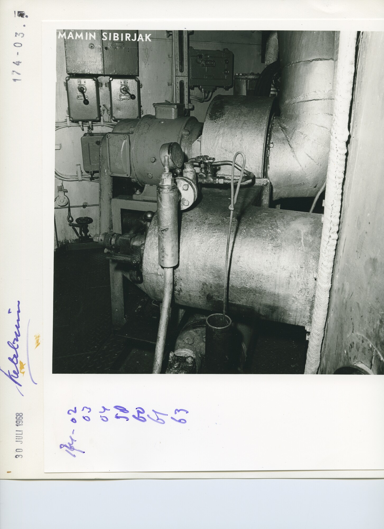 S.5444(04945)03; Interieurfoto van de machinekamer en het kombuis van het Sovjet visfabriekschip annex hektrawler 'Mamin Sibirjak' (M 403) tijdens een reparatiebeurt [...]; foto