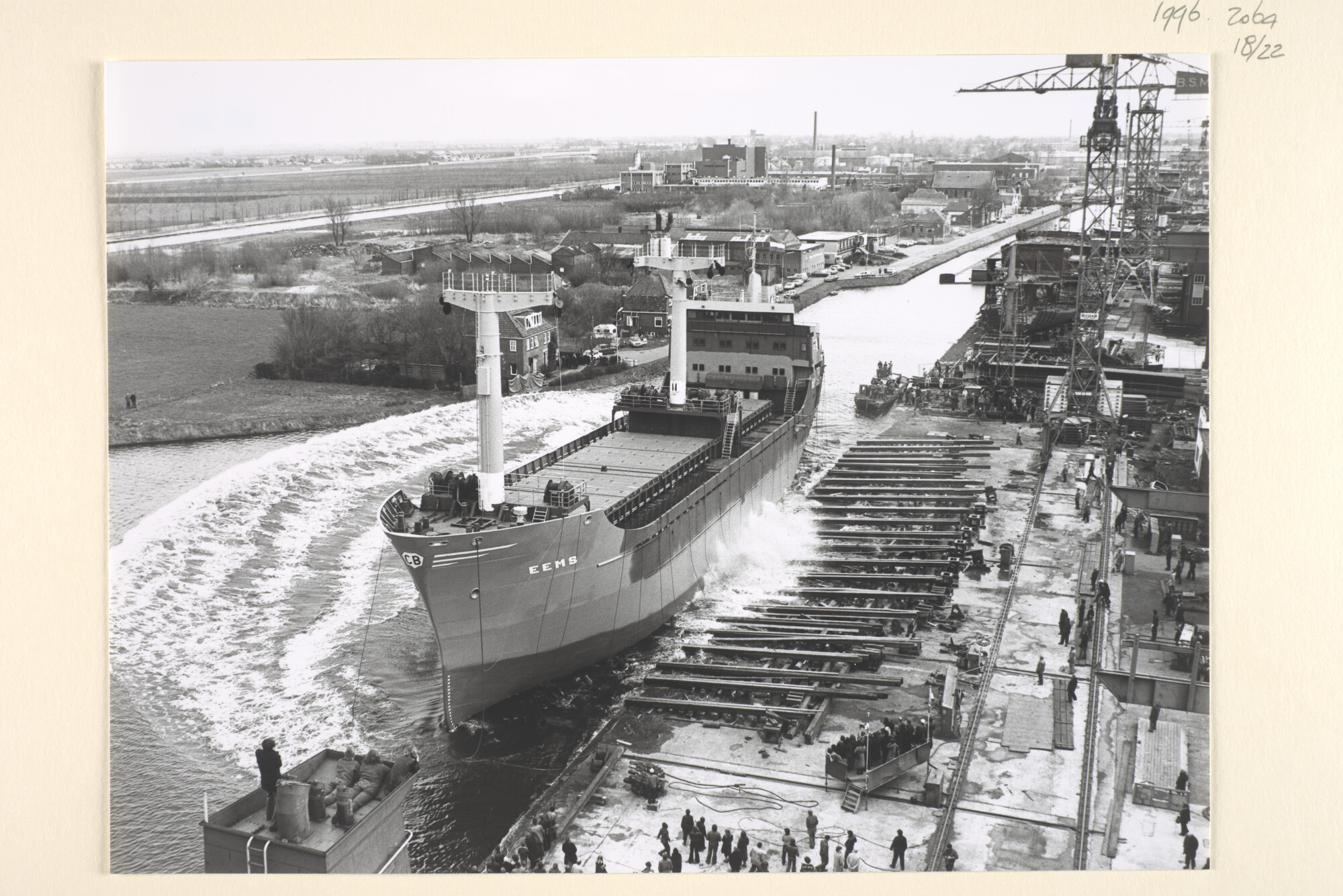 1996.2064; Foto's van de tewaterlating van de coaster ms. 'Eems' van C. Bos te Schiedam; fotoreportage