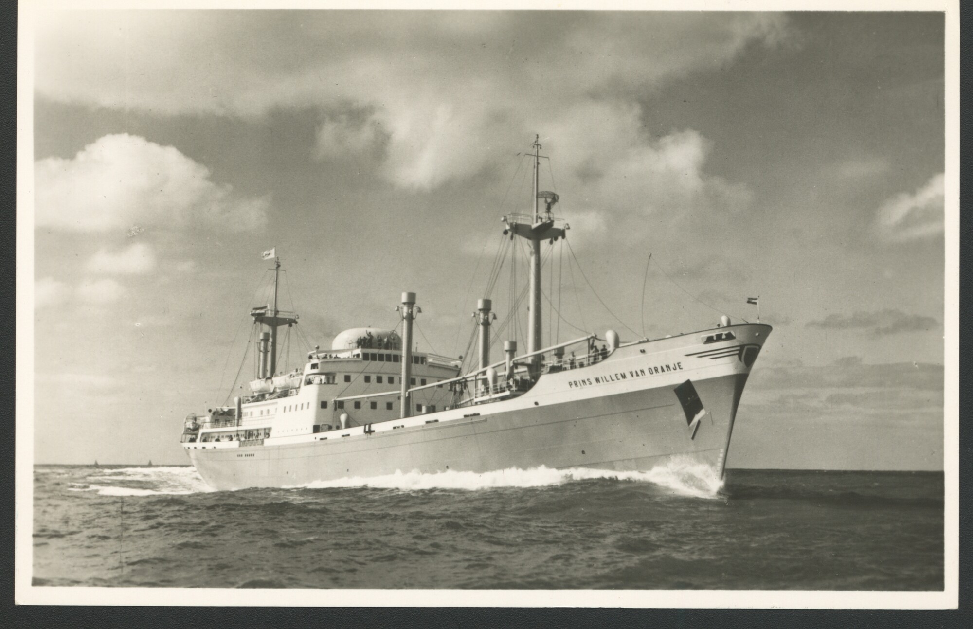 A.4509(093); Het vrachtschip met passagiersaccommodatie ms. 'Prins Willem van Oranje' van; prentbriefkaart
