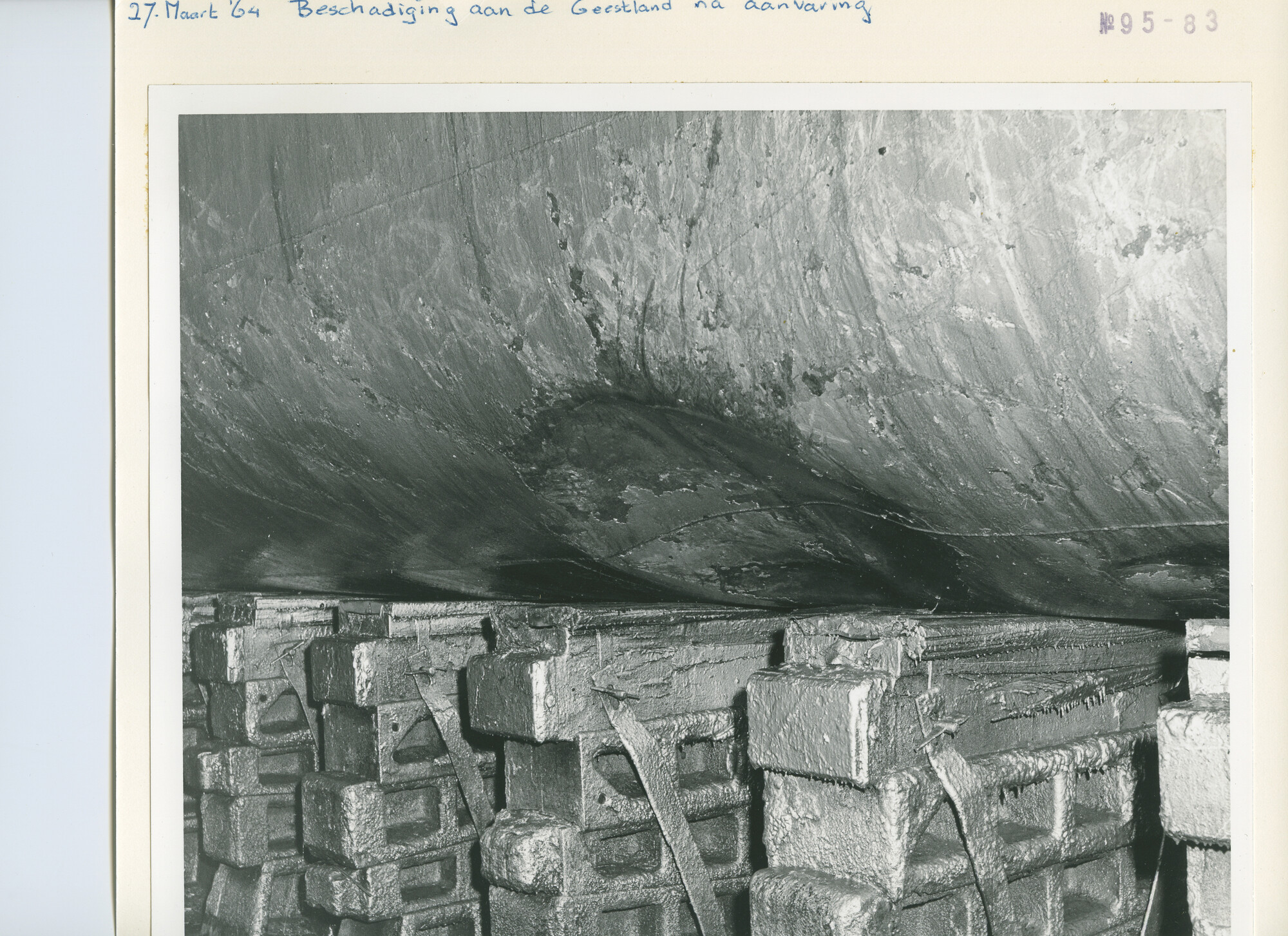S.5444(4247)3; Foto van schade aan de aanvaringsschade bij het koelvrachtschip ms. Geestland; foto