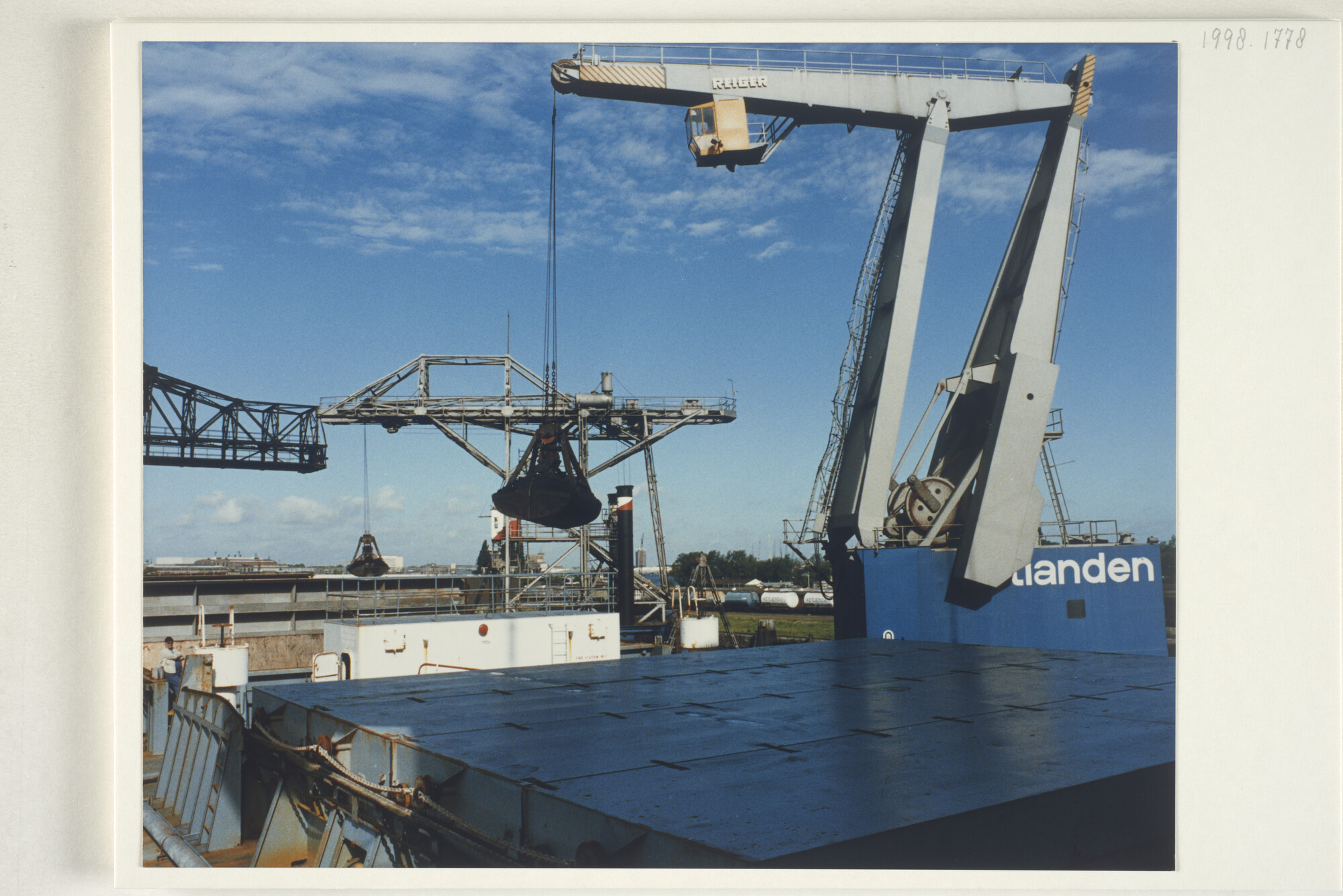 1998.1778; Kleurenfoto's van goederenoverslag in de haven van Amsterdam; fotoreportage