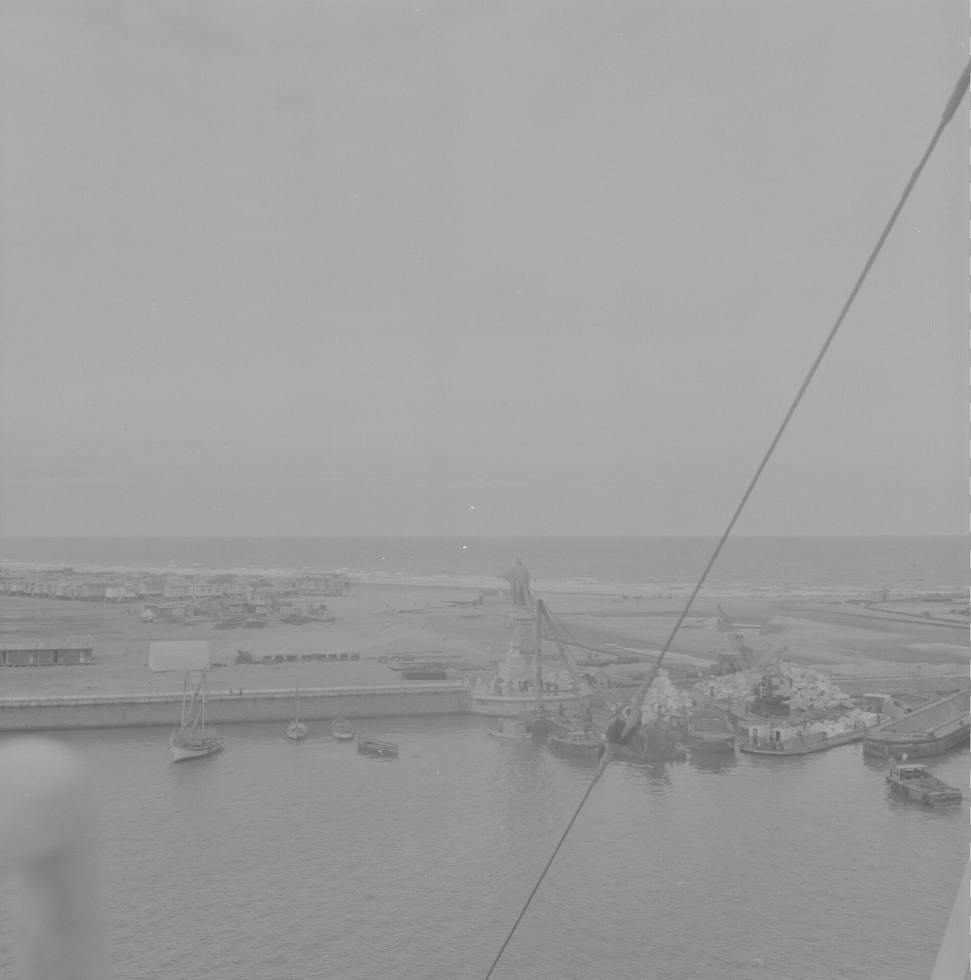 2015.2289; Negatief van de ingang van de haven van Port Said met het standbeeld van Ferdinand de Lesseps; negatief
