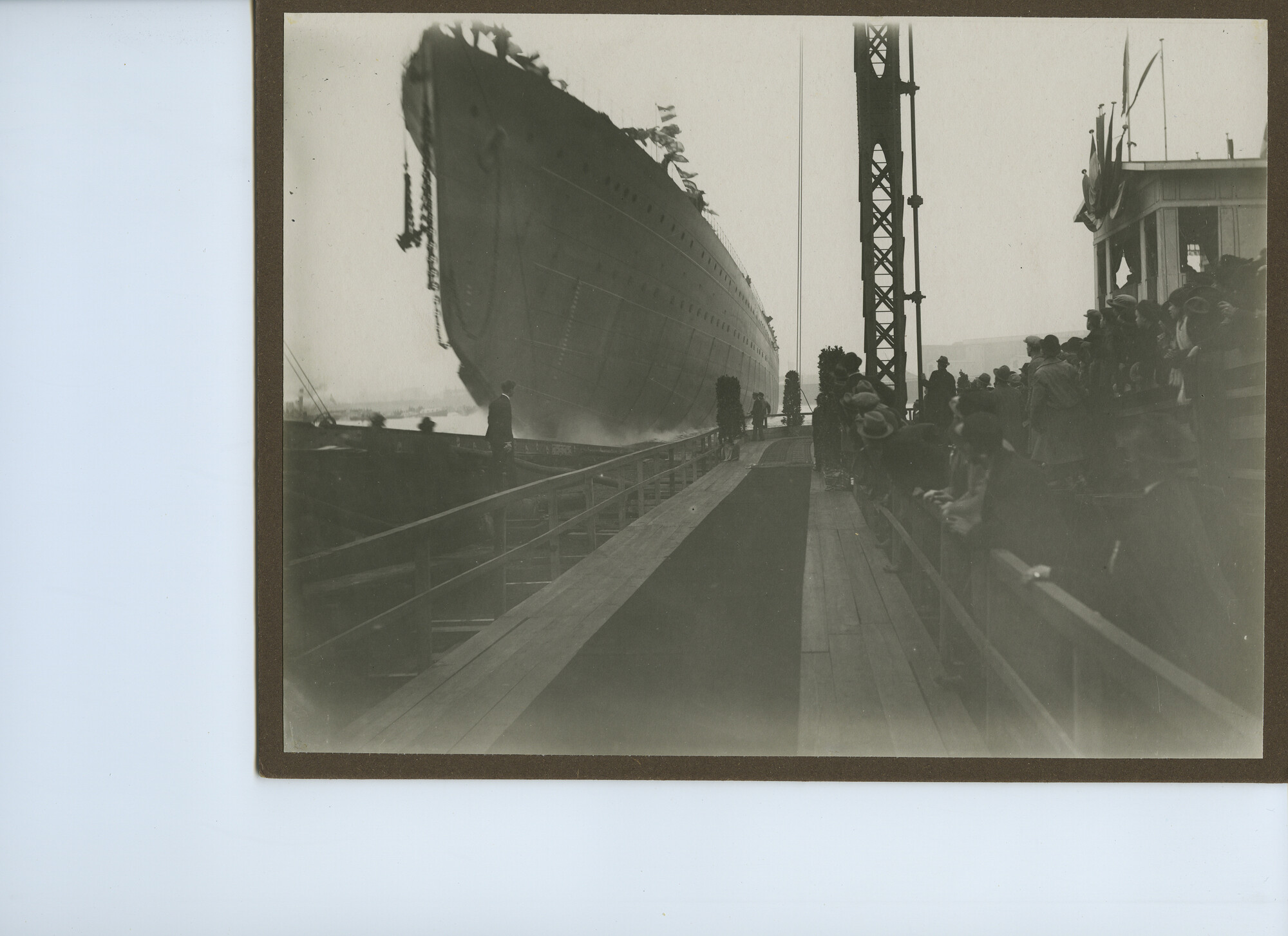 S.5444(00490)04; Foto van de tewaterlating van de kruiser Hr.Ms. 'Sumatra'.; foto