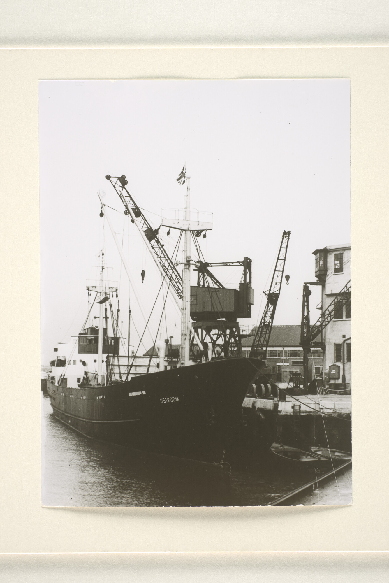 1995.6369; De coaster ms. 'IJstroom' van de Hollandsche Stoomboot Maatschappij ligt afgemeerd in een Britse haven (Vooraanzicht); foto