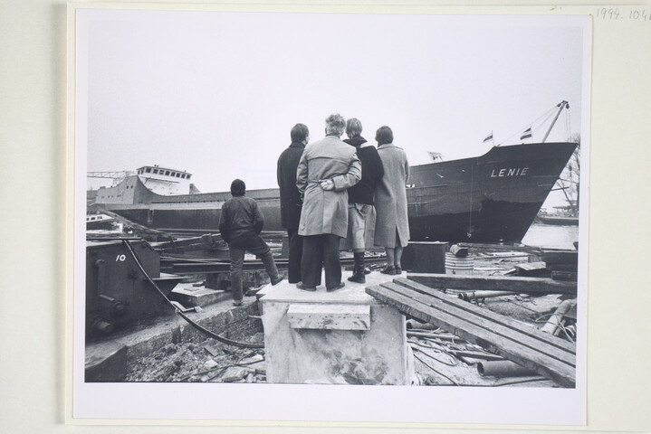 1994.1041; Foto's onder andere van de bij Scheepswerf Van Goor Monnickendam gebouwde salonboot ms. 'Alcmaria' en de coasters 'Almanum', 'lenie' en 'Marjan'; fotoalbum