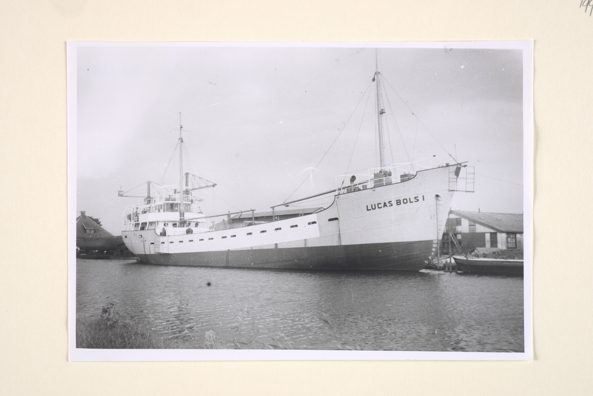 1996.2265; De coaster ms. 'Lucas Bols I' van Kustvaarttrederij der Erven Lucas Bols uit Amsterdam ligt afgemeerd aan de afbouwkade bij scheepswerf Gideon in Groningen; negatief