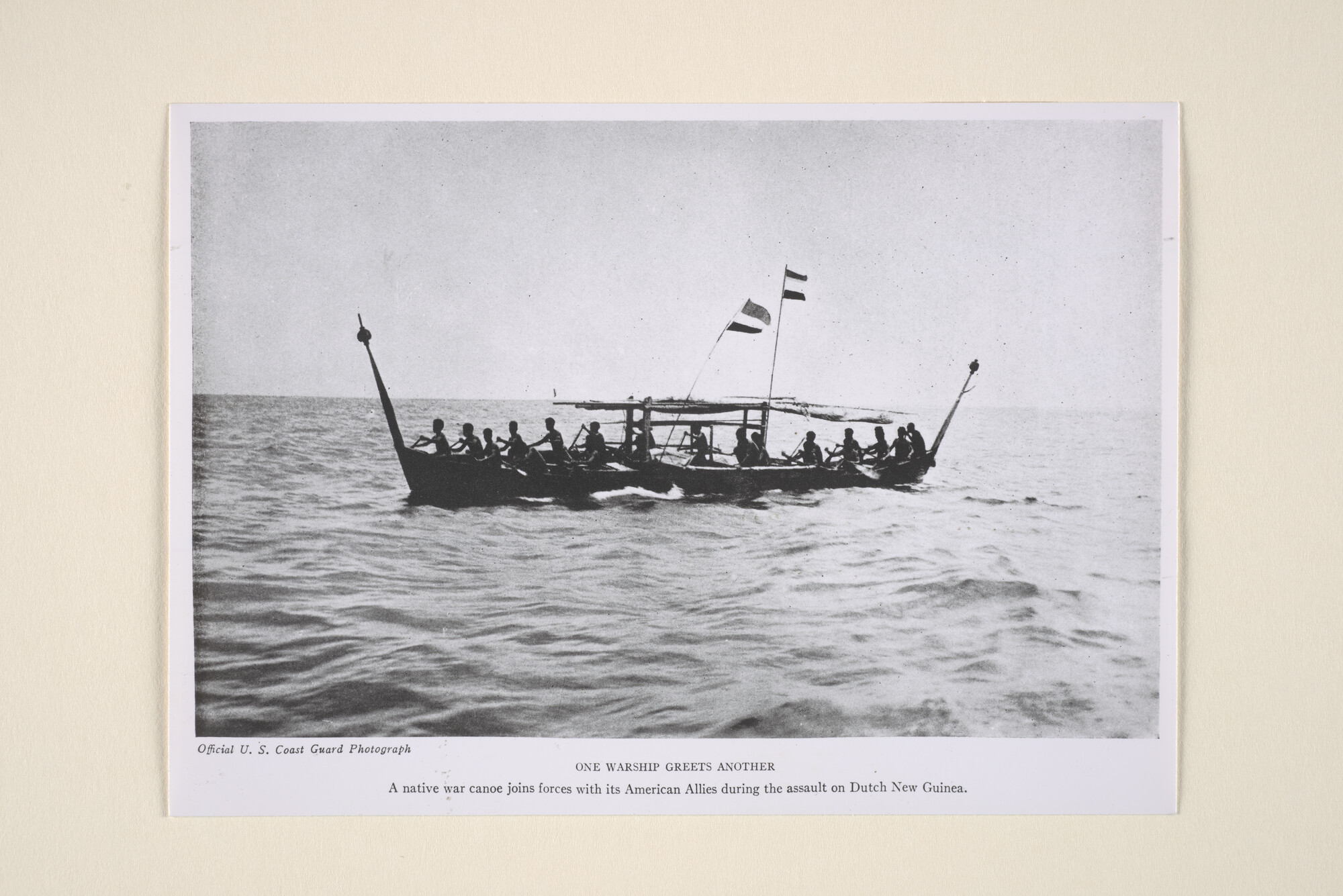 1996.4275; Met zelfgemaakte Nederlandse vlaggen verwelkomt een prauw uit Nieuw Guinea de geallieerde strijdkrachten, 1944; foto