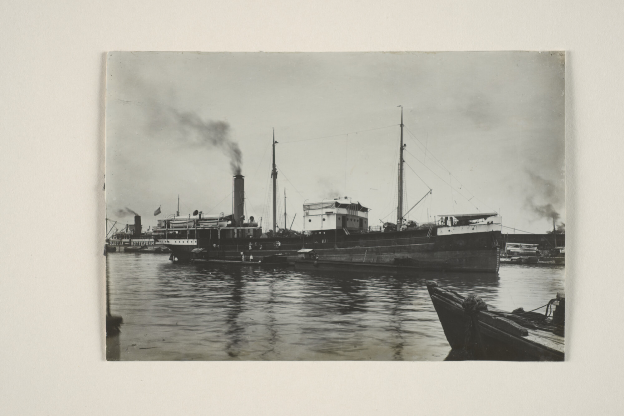 1994.1785; Het ss. 'Tarakan' van de KPM (vermoedelijk) in de haven van Tandjong Priok; foto