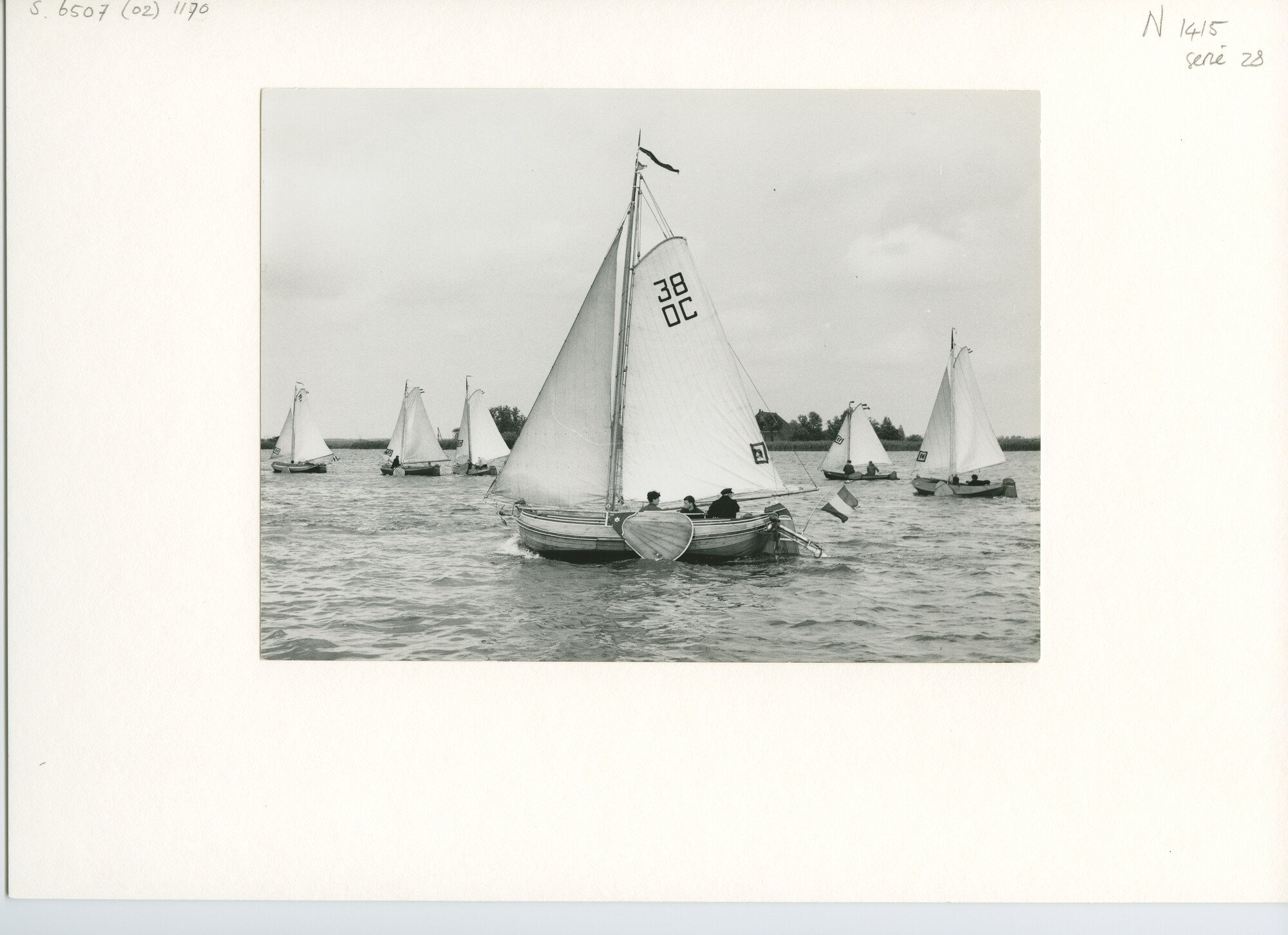 S.6507(02)1170.01; Zwart-wit foto van een reunie van ronde en platbodemjachten te Grouw; foto