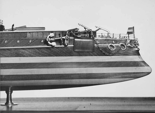 B.0023; Model van het pantserdektorenschip Hr.Ms. Koningin Wilhelmina der Nederlanden; scheepsmodel