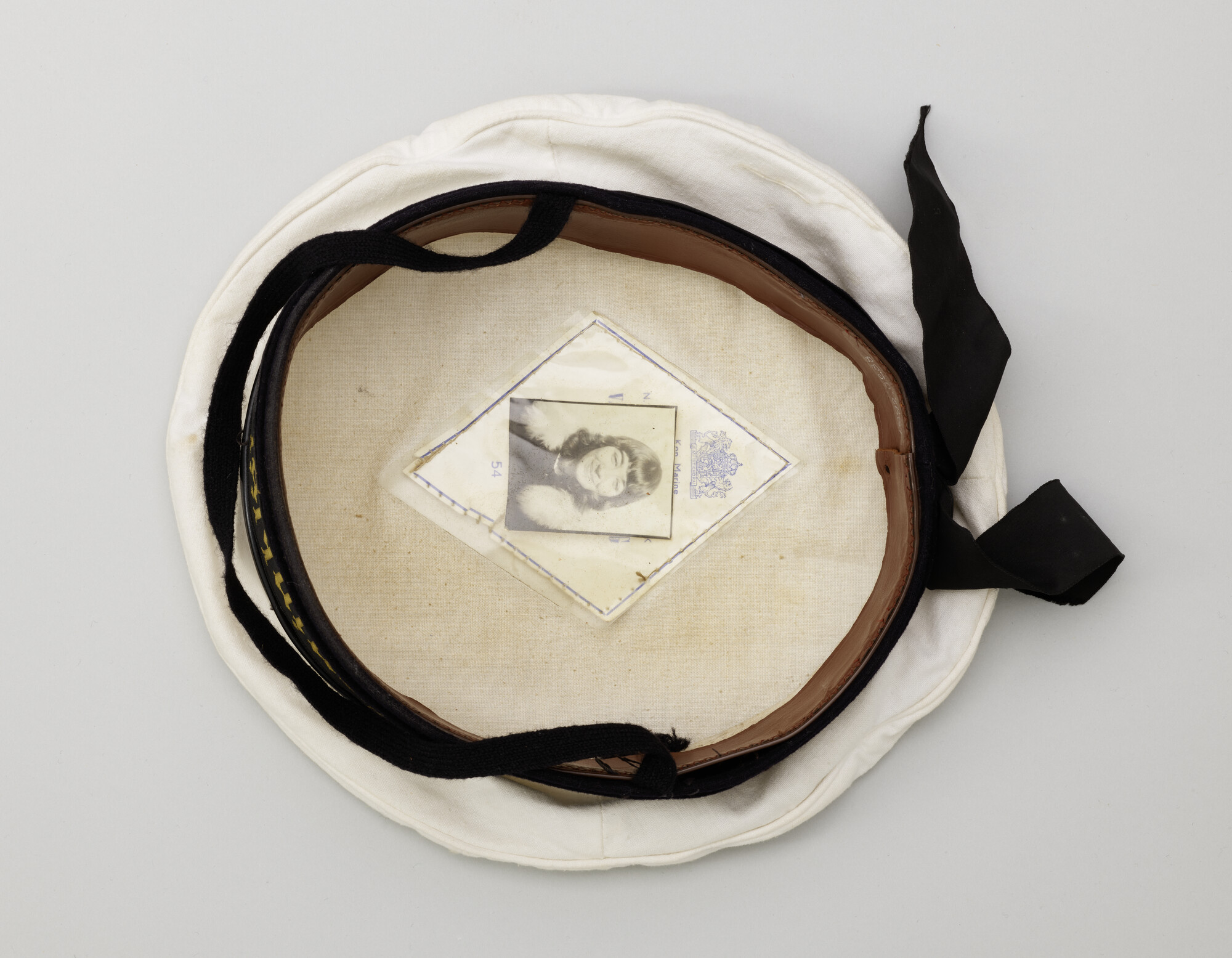 1992.0288; Witte matrozenpet van de Koninklijke Marine; uniform