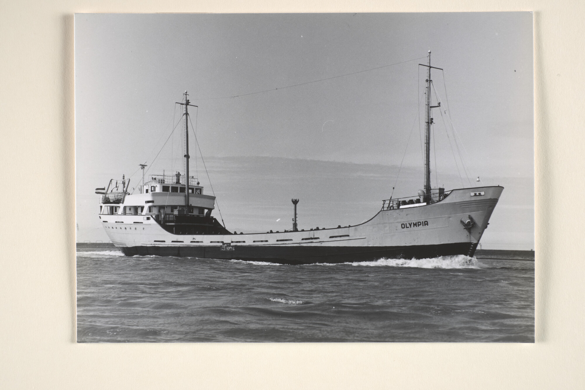 1996.2363; De coaster ms. 'Olympia' eigendom van de Erven J. Boerma (Wijnne & Barend's Cargadooren Agenturenkantoor te Delfzijl) [...]; foto