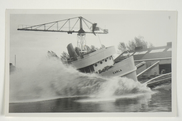 2001.1665; De tewaterlating van de sleepboot Carla van het Departement van Verkeer en [...]; foto