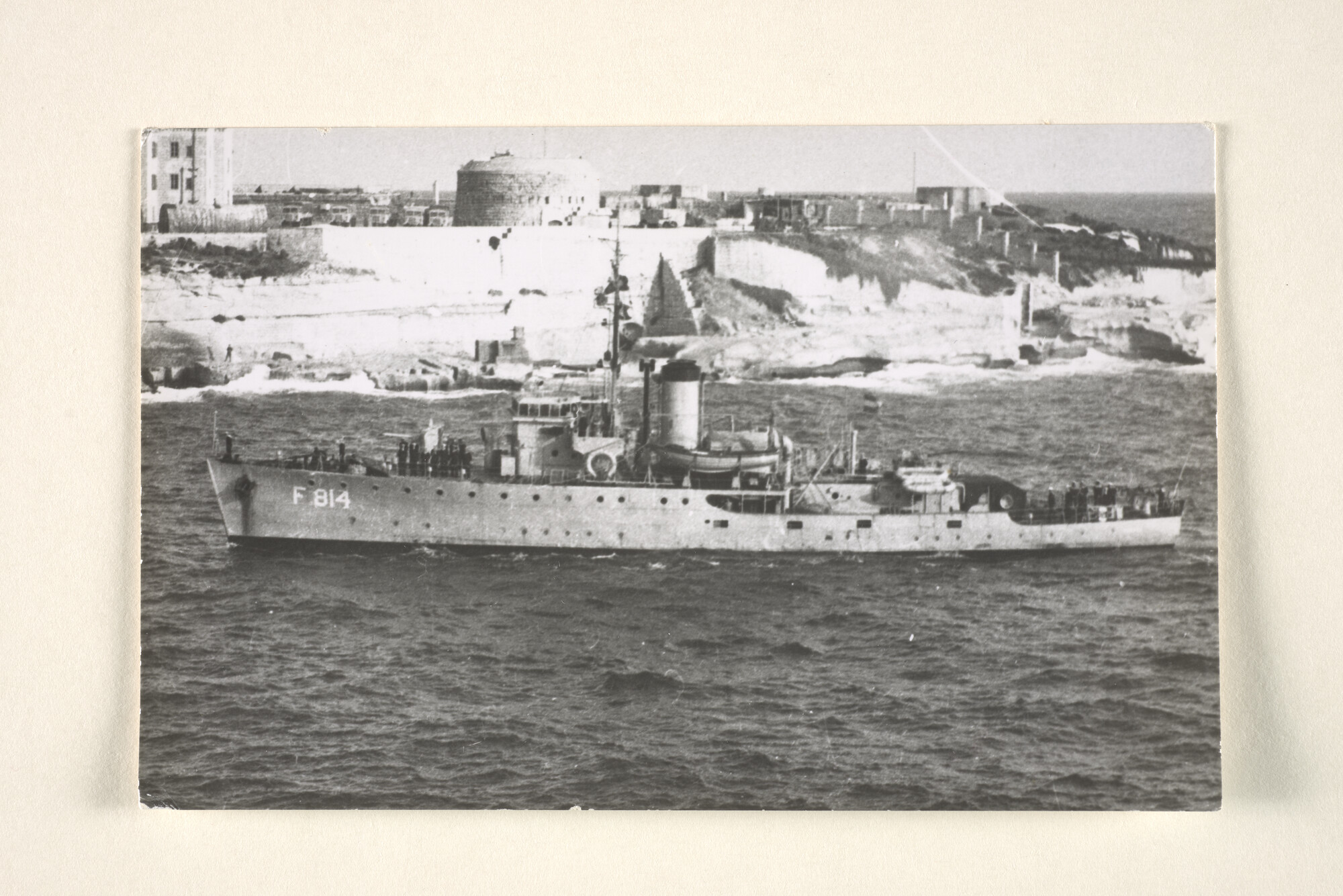 1996.4601; Het fregat Hr.Ms. Boeroe (ex- HMAS Toowoomba) in de haven van La Valetta; foto