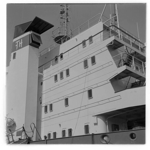 S.5219(12)0633a; Negatieven van het containerschip ms. Otto Porr in een haven; negatief