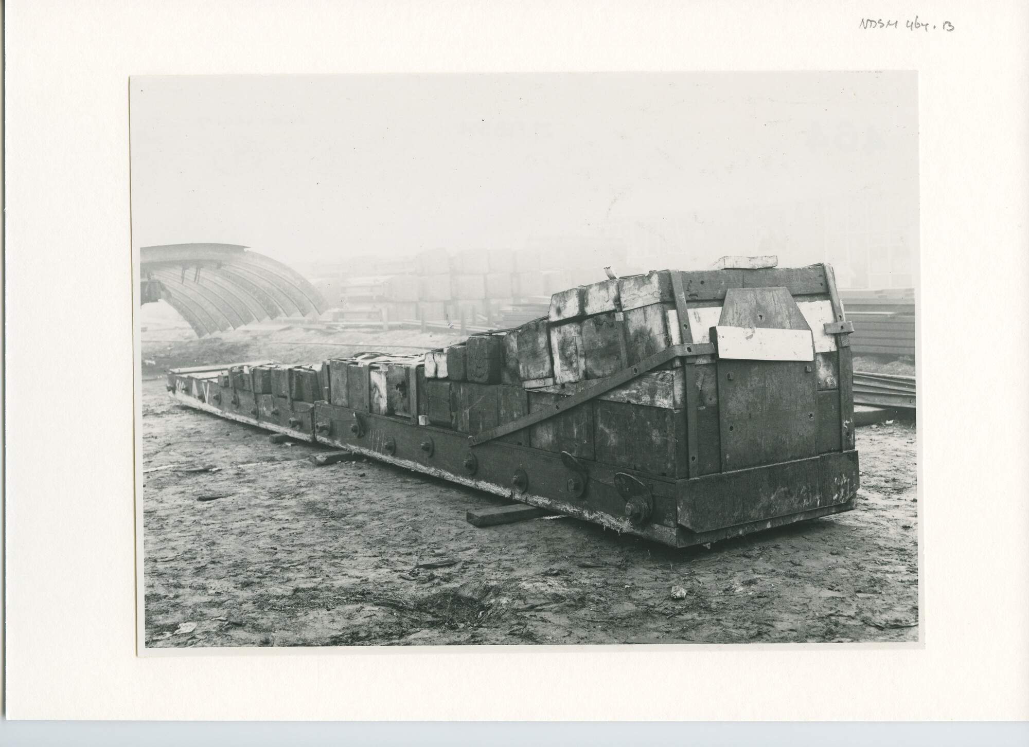 S.5444(2566)2; Foto van een lege kopslede na de tewaterlating van de ms.Ouwerkerk; foto