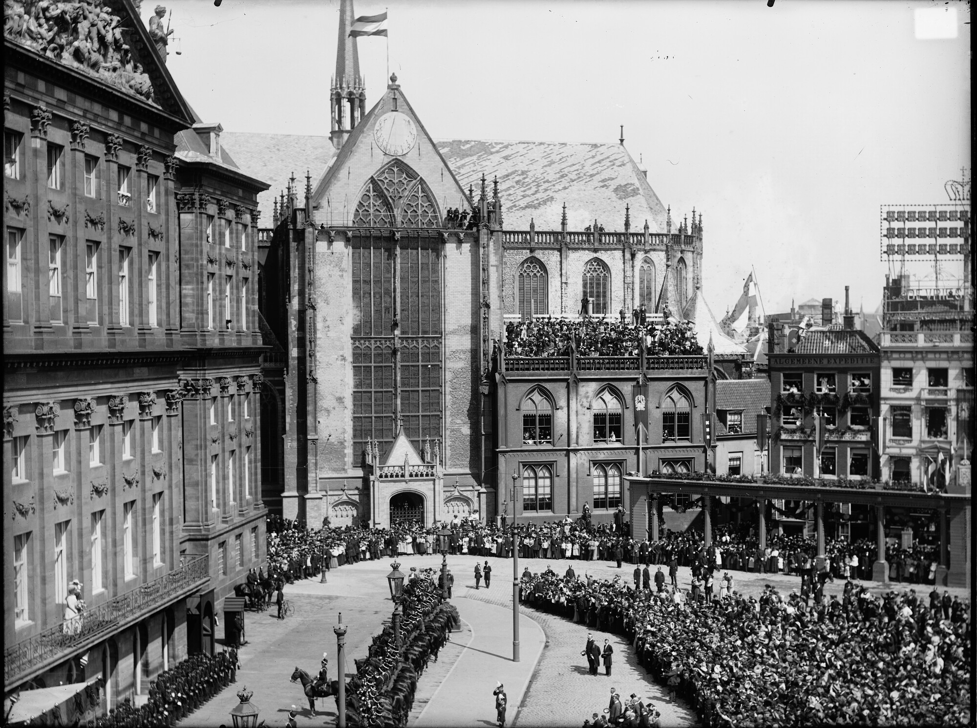 S.1156(06)128-09; Paleis op de Dam tijdens de inhuldigingsfeesten van koningin Wilhelmina te Amsterdam; negatief