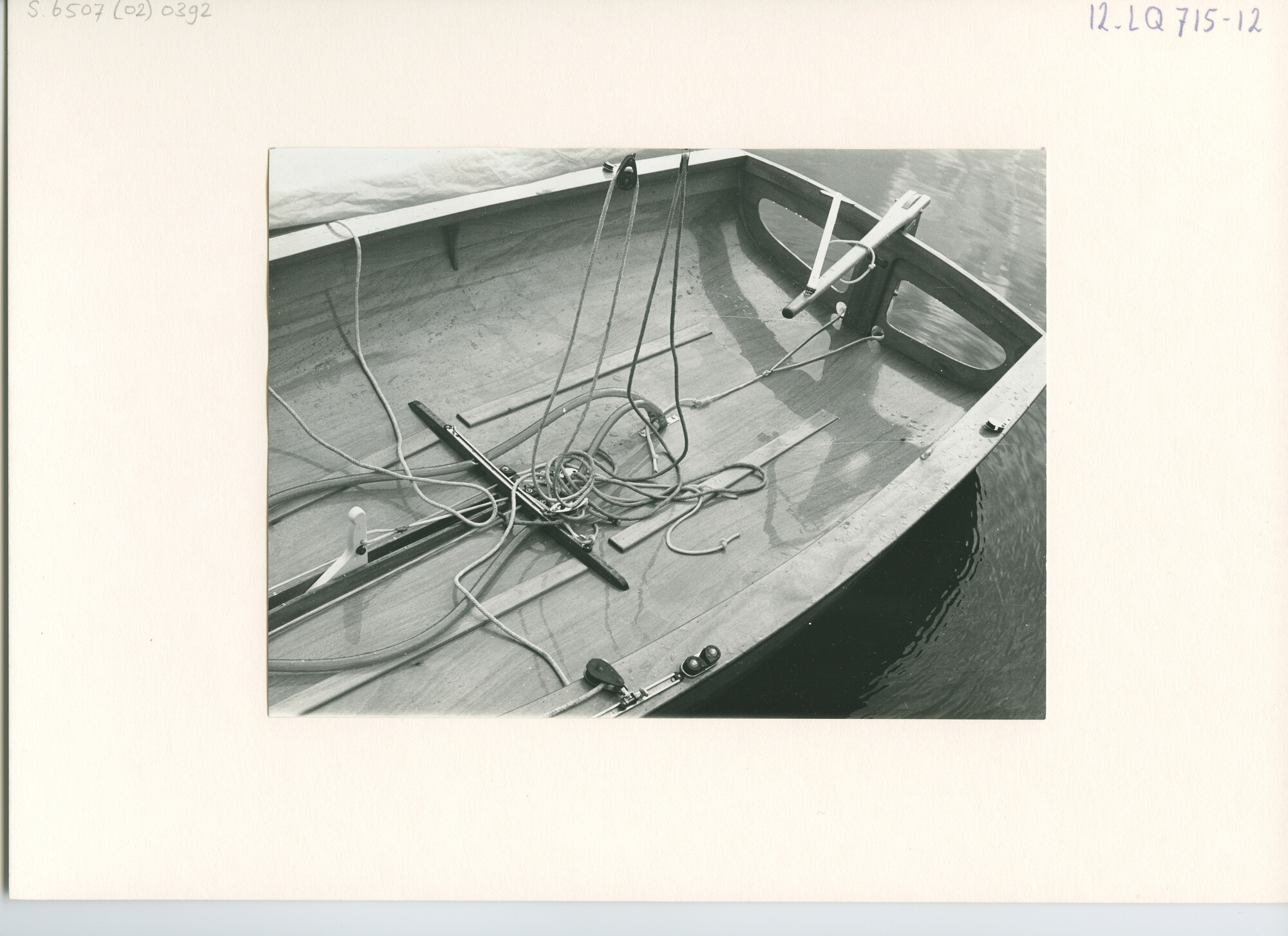 S.6507(02)0392.04; Zwart-wit foto van een demonstratie van het omslaan met de plakhouten Flying Junior [...]; foto