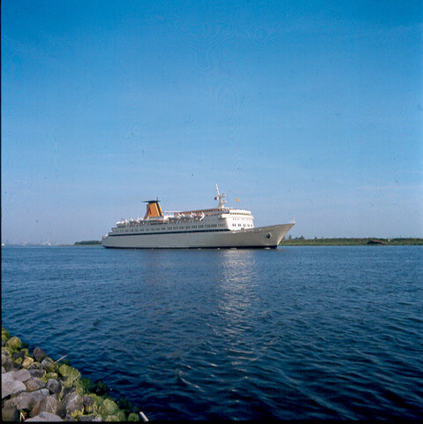 S.9100(6940); Dia van het Spaanse passagiersschip ms. Monte Toledo van Naviera Aznar [...]; diapositief
