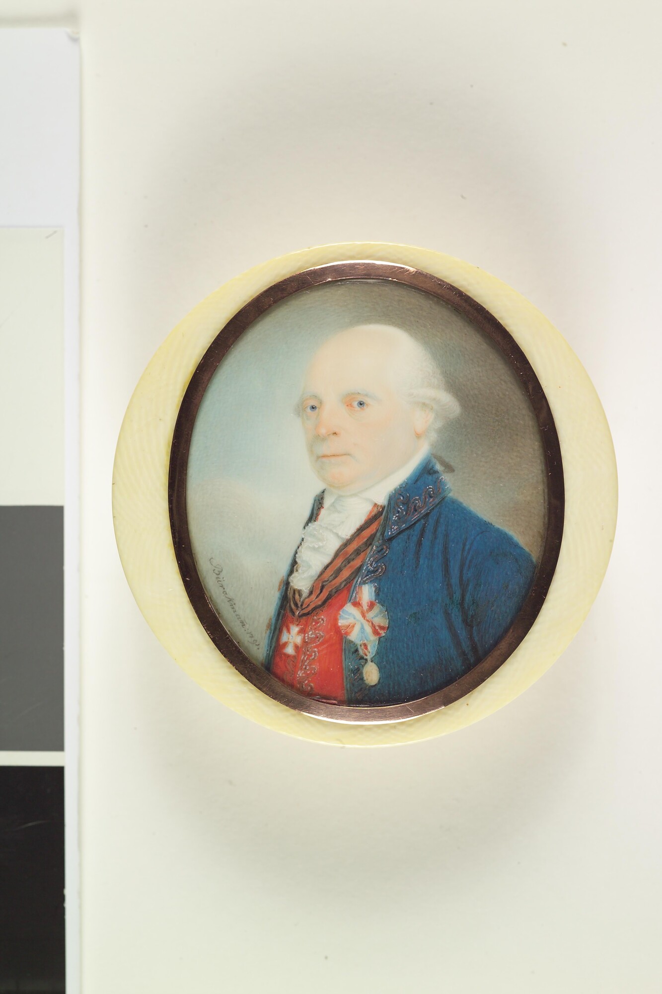 A.2768(02); Doos van ivoor met miniatuurportret van Admiraal Jan Hendrik van Kinsbergen; doos (houder)