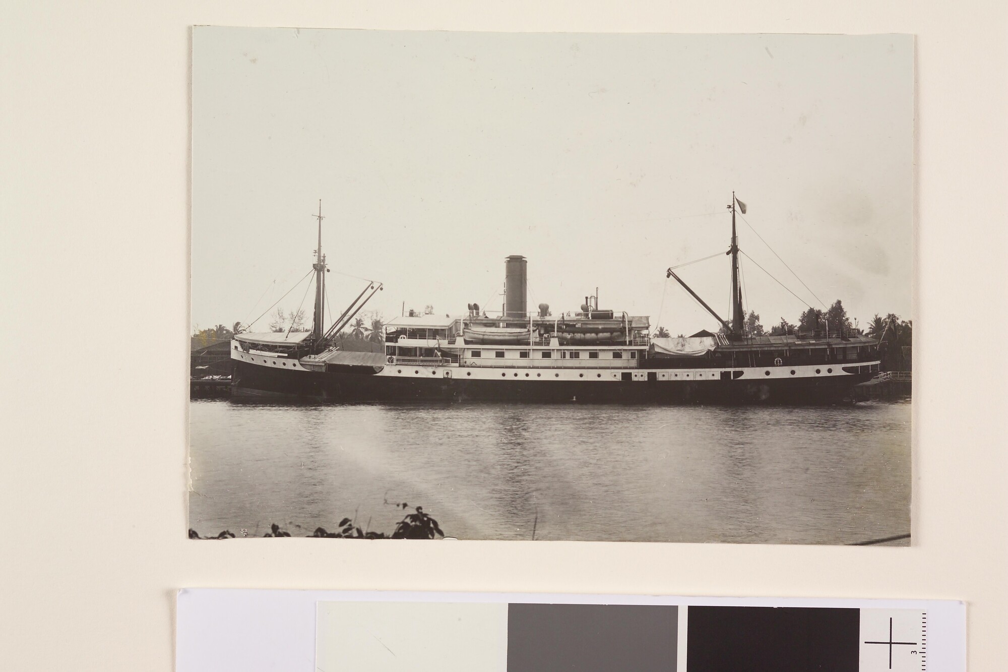 1994.1684; Het vracht-passagiersschip ss. 'Rooseboom' afgemeerd aan een steiger (ergens) in Nederlands Indië; foto