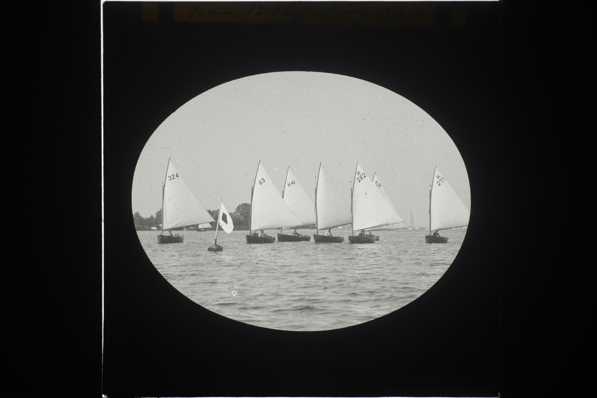 2014.0606; Vijftig lantaarnplaatjes met afbeeldingen van de Nederlandse watersport 1900-1935; lantaarnplaatje